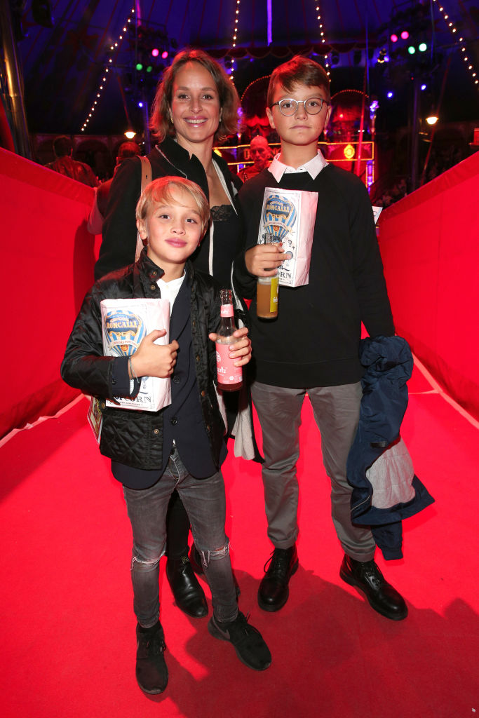 Lara Joy Koerner und ihr Sohn Neo Ariel sowie Remo bei der Premiere von Circus Roncallis „Storyteller – Gestern – Heute – Morgen" am 12. Oktober 2019 in München, Deutschland. | Quelle: Getty Images