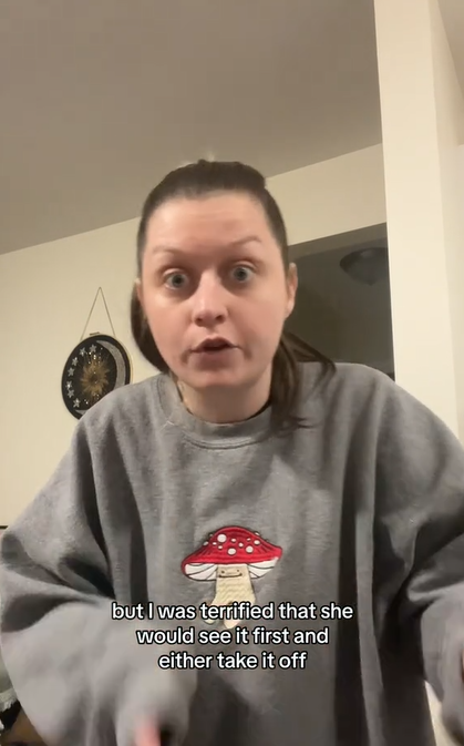 Katie erzählt die Geschichte einer verrückten Nachbarin, die am 9. Februar 2024 ihr eigenes Auto aufschlug | Quelle: TikTok/katiedotcom
