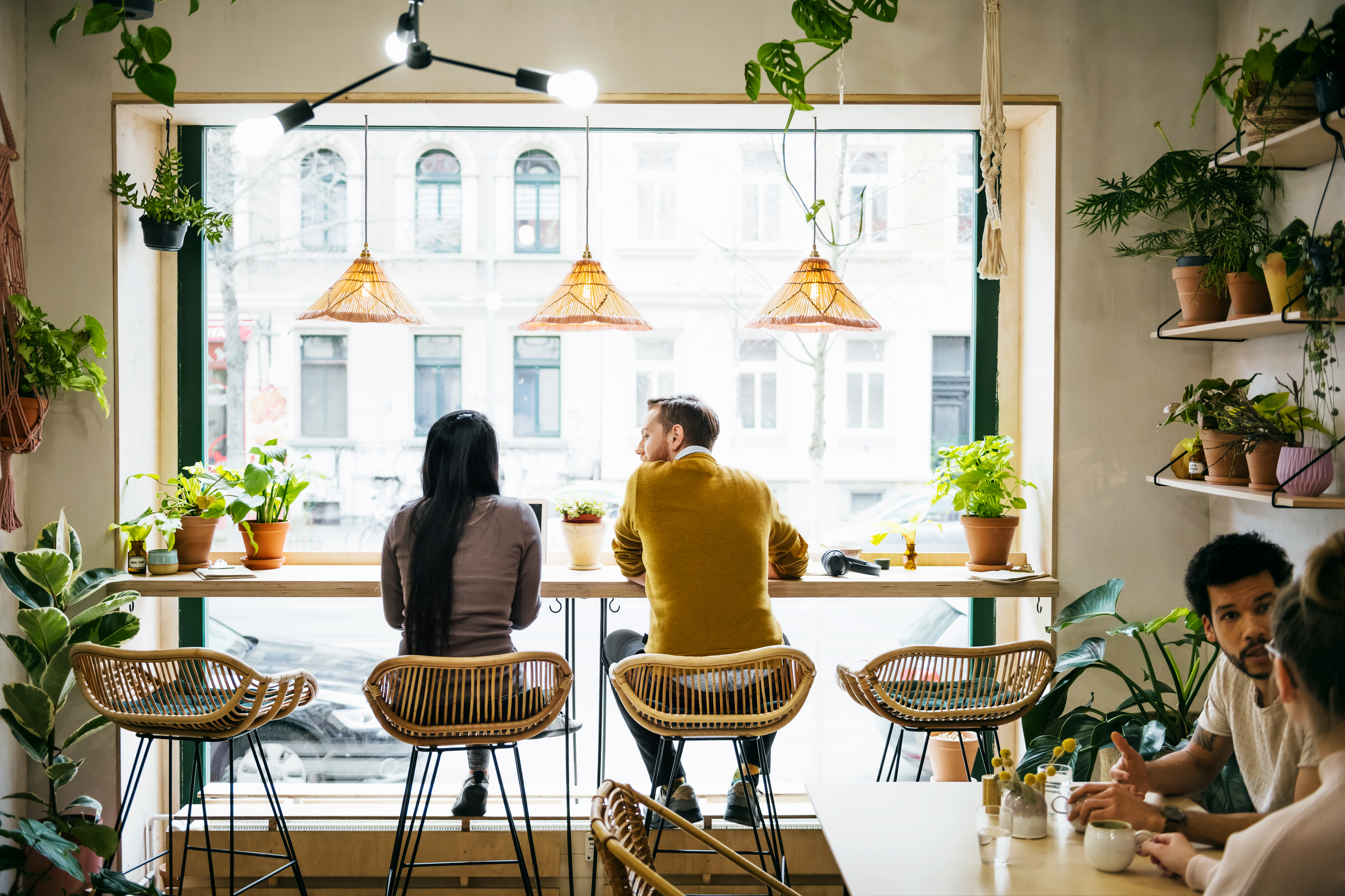 Paar sitzt am Fenster in einem schrulligen Café | Quelle: Getty Images