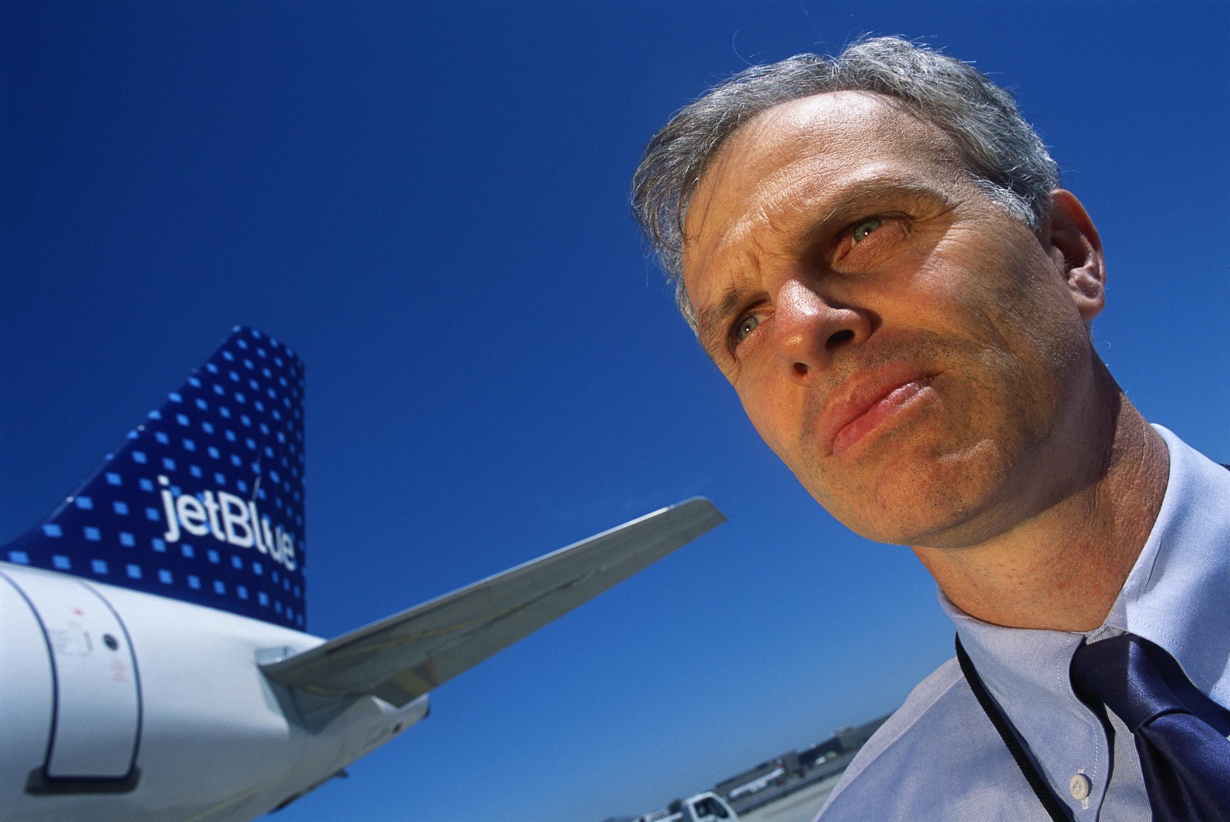 David Neeleman posiert neben einem der Flugzeuge seines Unternehmens JetBlue im Jahr 2001. | Quelle: Getty Images