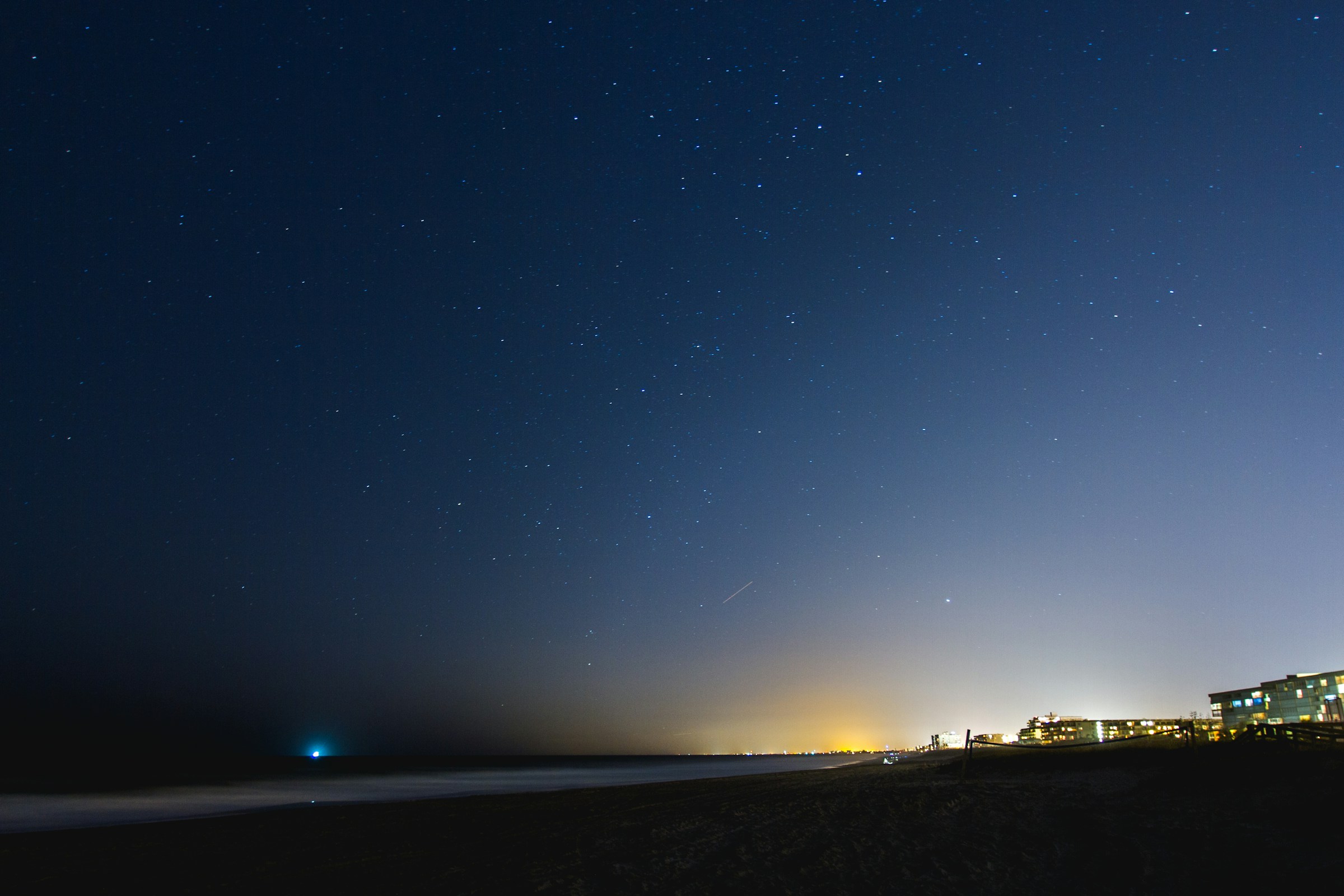 Ein Strand in der Dämmerung | Quelle: Unsplash