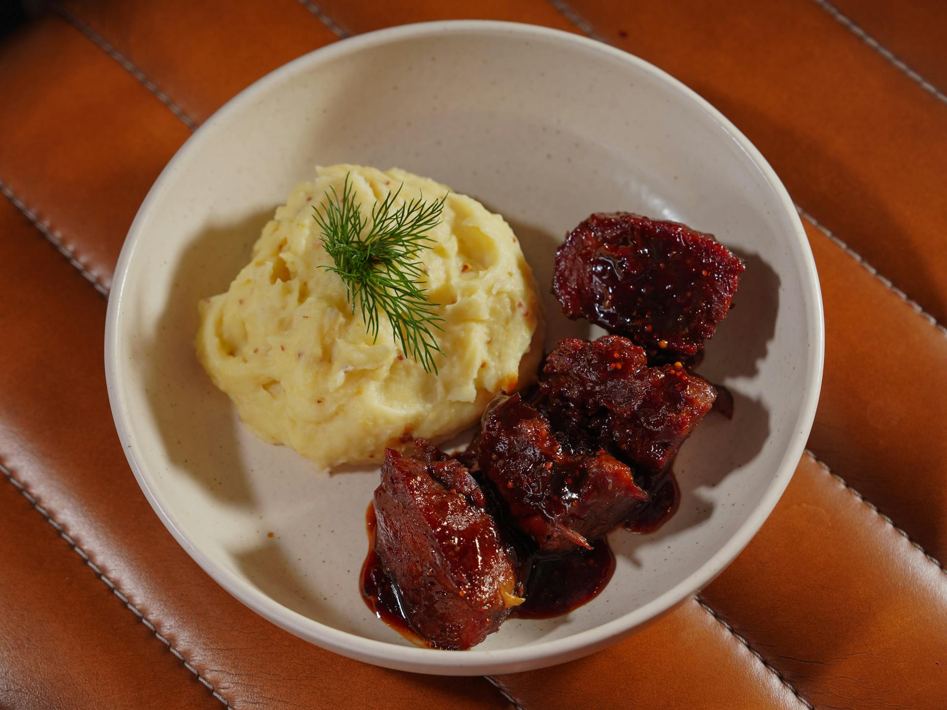 Ein Teller mit Kartoffelpüree und Fleisch | Quelle: Pexels