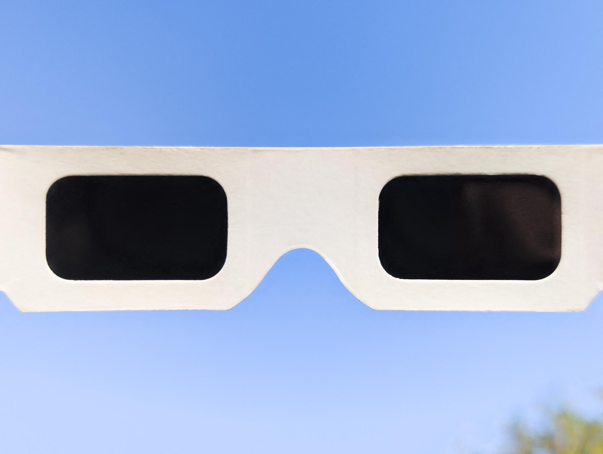 Eine Sonnenfinsternisbrille | Quelle: Getty Images