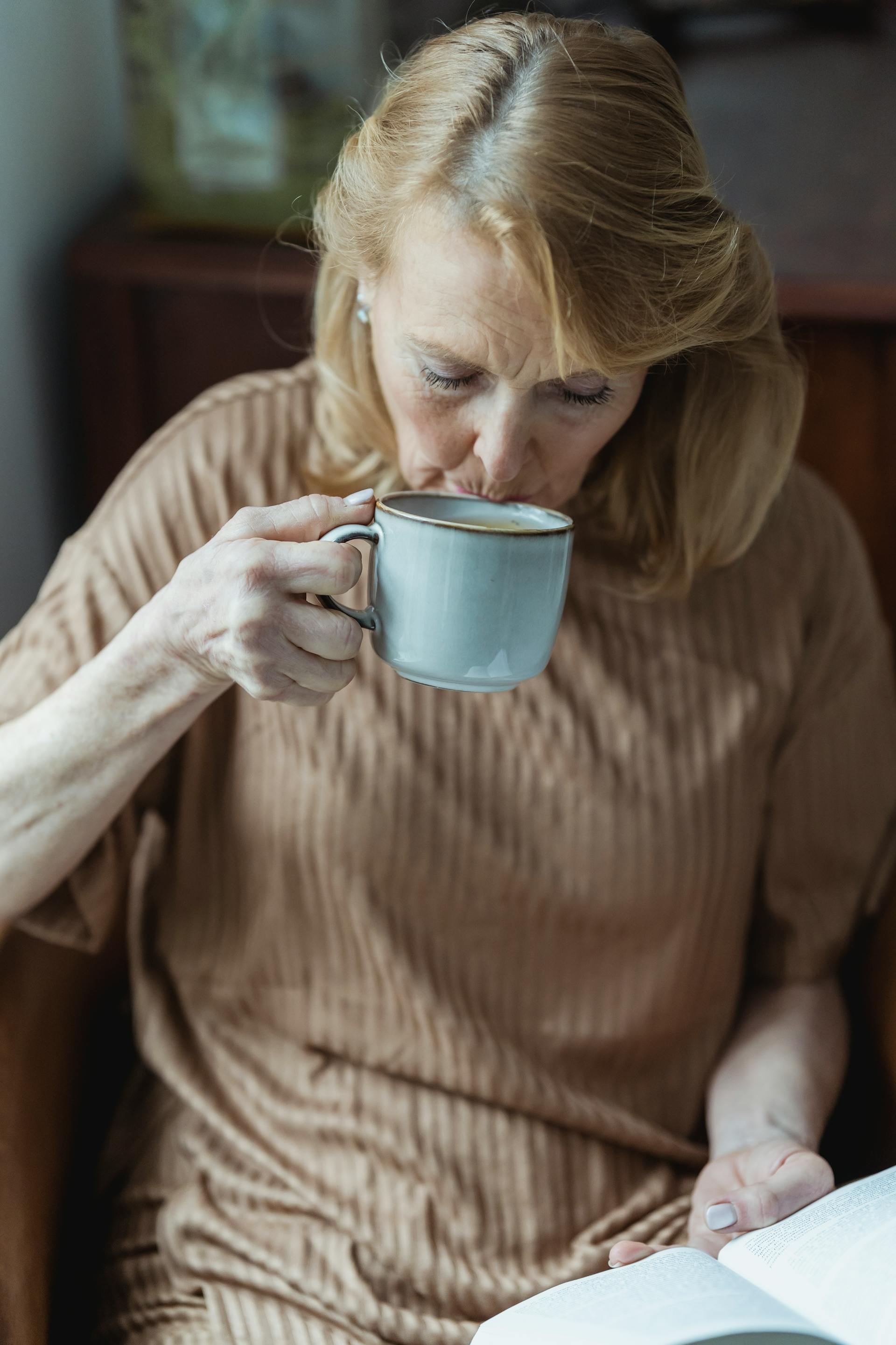 Eine Frau trinkt Kaffee | Quelle: Pexels