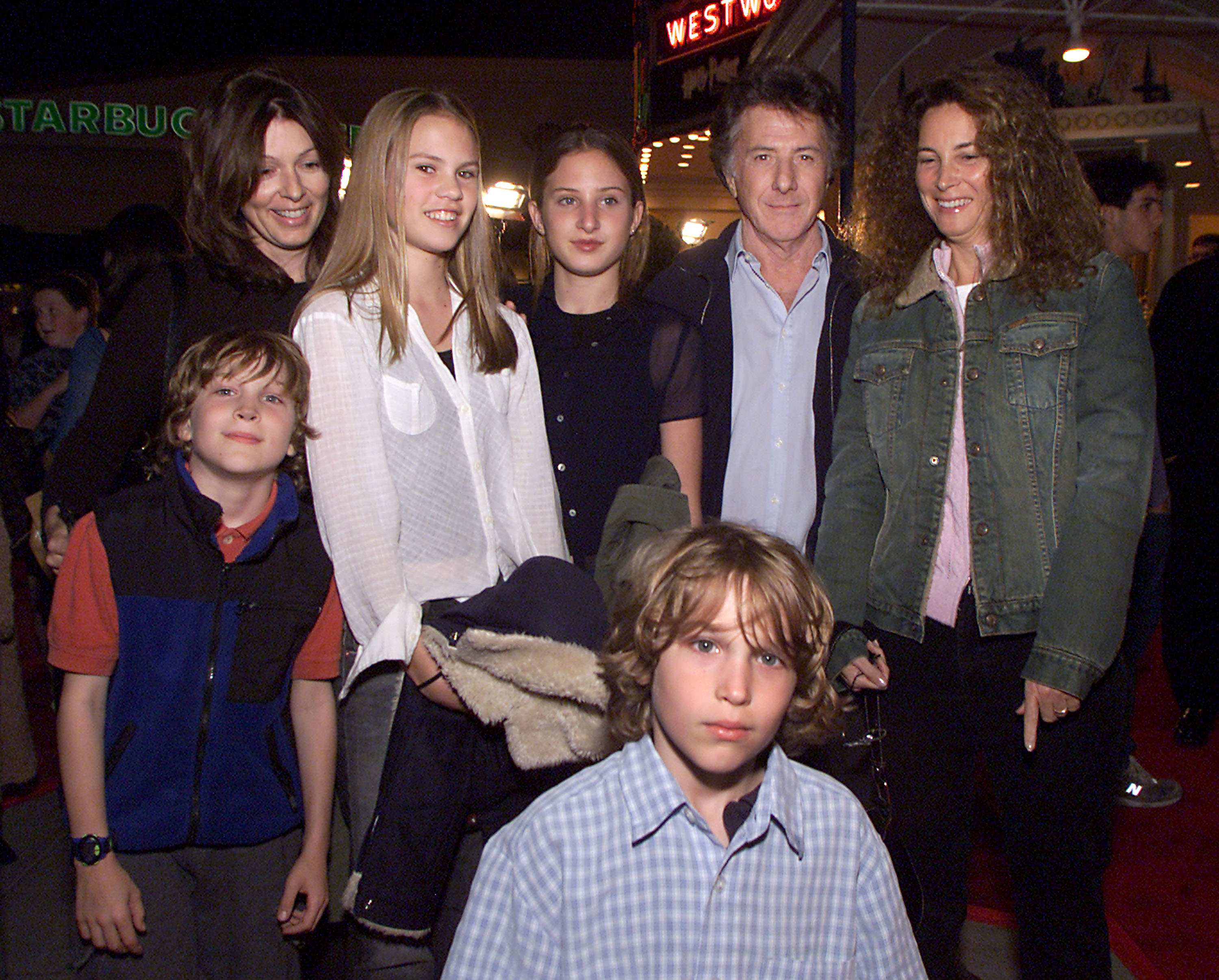 Die Frau, der Schauspieler, ihre Kinder und Freunde bei der Premiere von "Harry Potter und der Stein der Weisen" in Los Angeles, Kalifornien am 14. November 2001. | Quelle: Getty Images