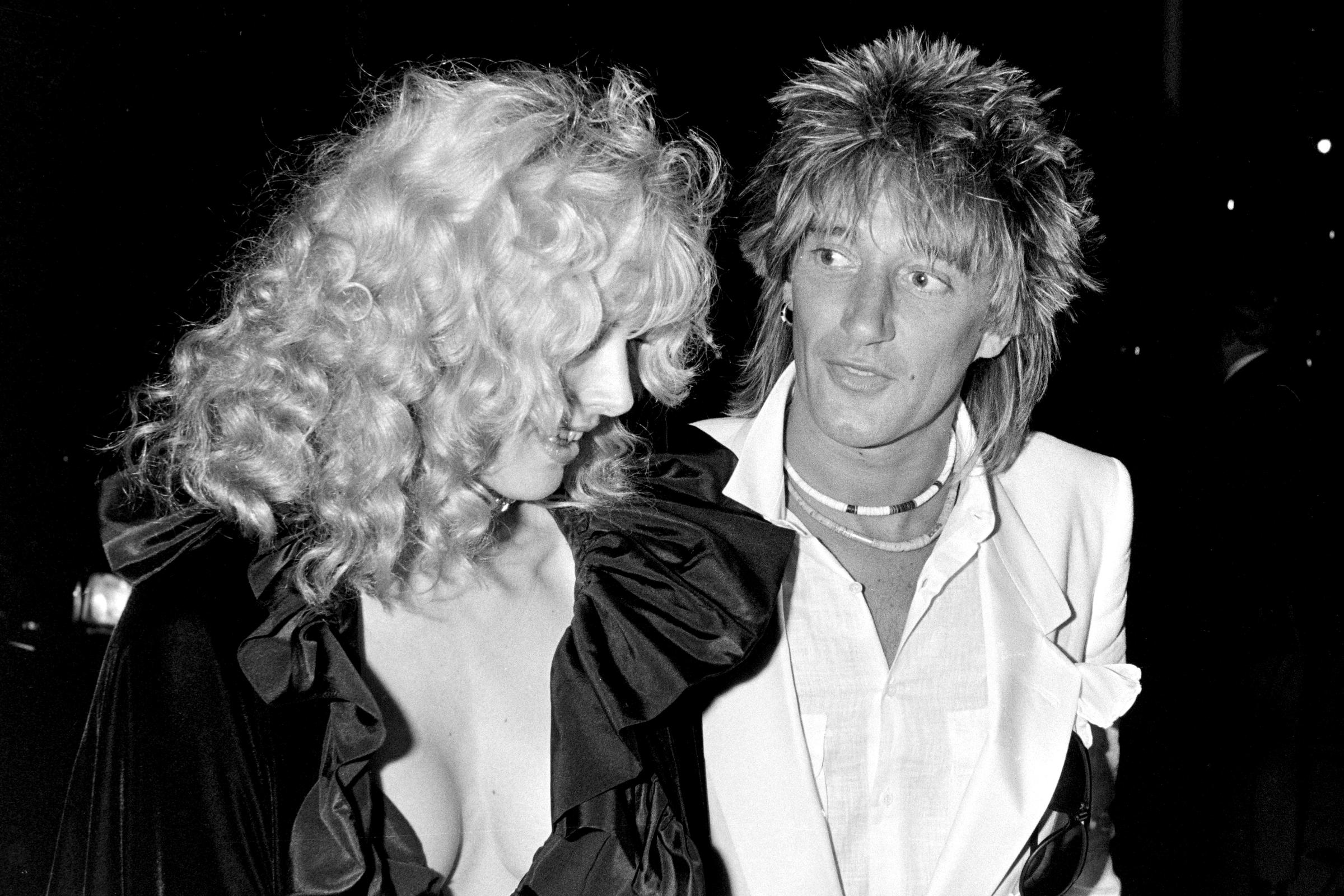 Alana und Rod Stewart in London um 1985 | Quelle: Getty Images