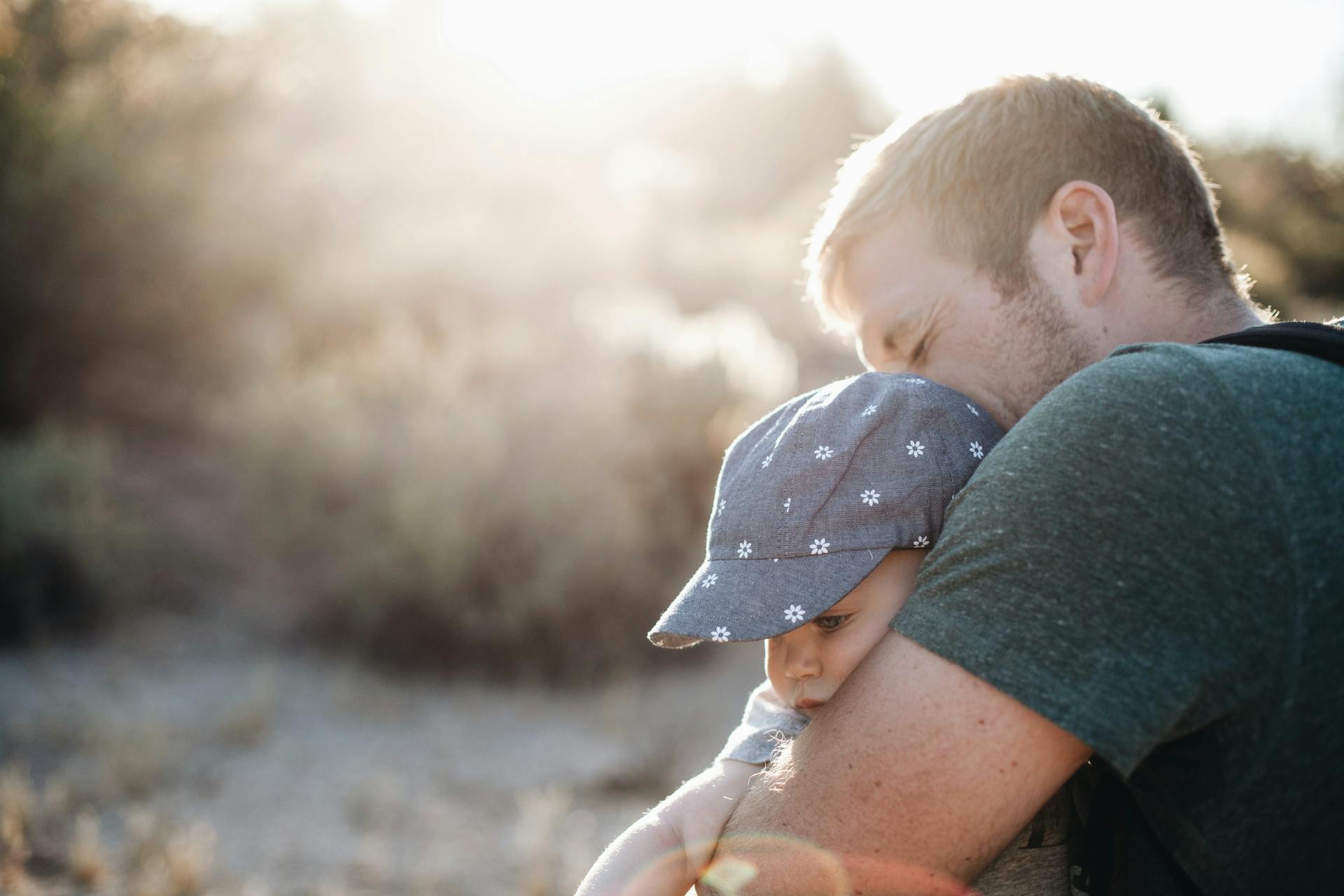 Ein Mann kuschelt mit seinem Baby | Quelle: Pexels