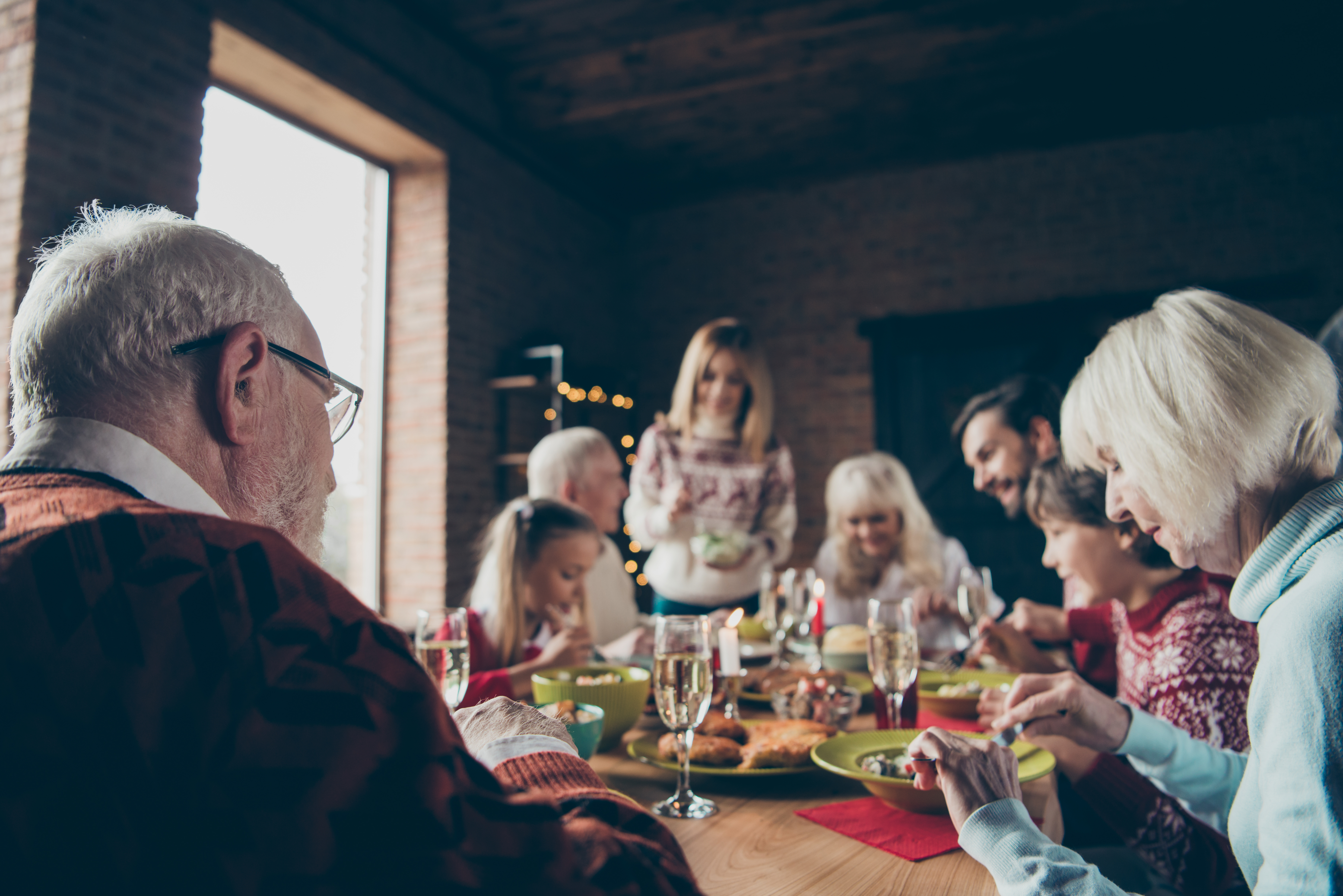 Eine Familie, die gemeinsam eine Mahlzeit genießt | Quelle: Shutterstock