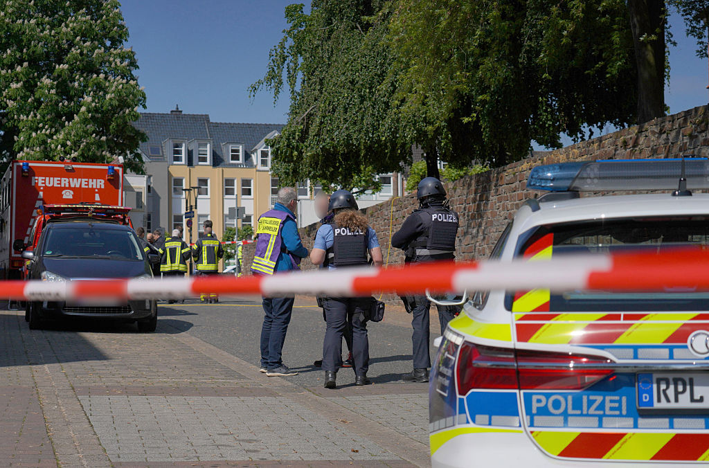 Polizei und Rettungskräfte sind in der Nähe einer Bank zu sehen, in der Bankräuber am 8. Mai 2026 in Sinzig, Westdeutschland, mehrere Geiseln genommen haben | Quelle: Getty Images