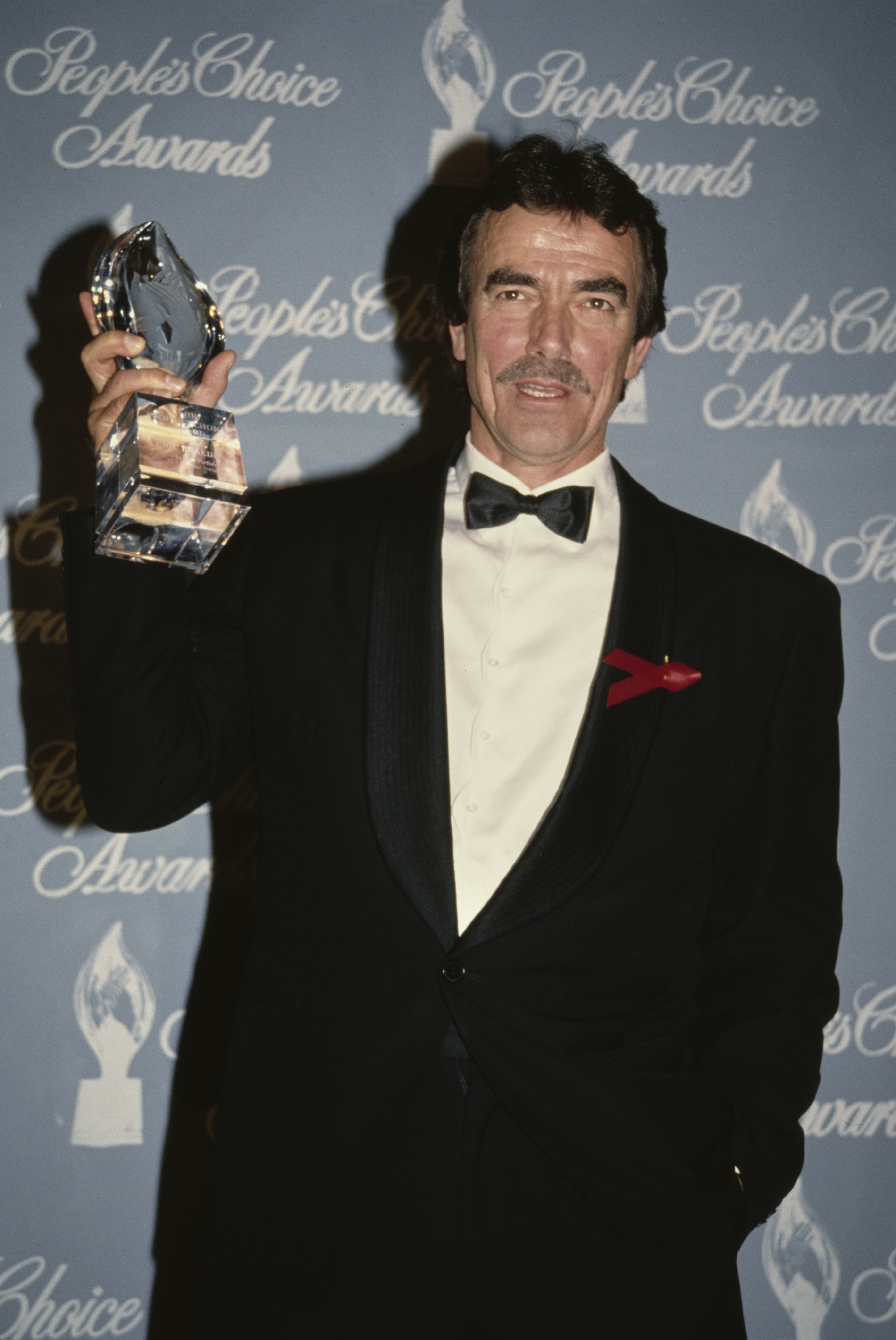 Der berühmte Schauspieler bei den 18. People’s Choice Awards in Los Angeles, Kalifornien, am 17. März 1992. | Quelle: Getty Images