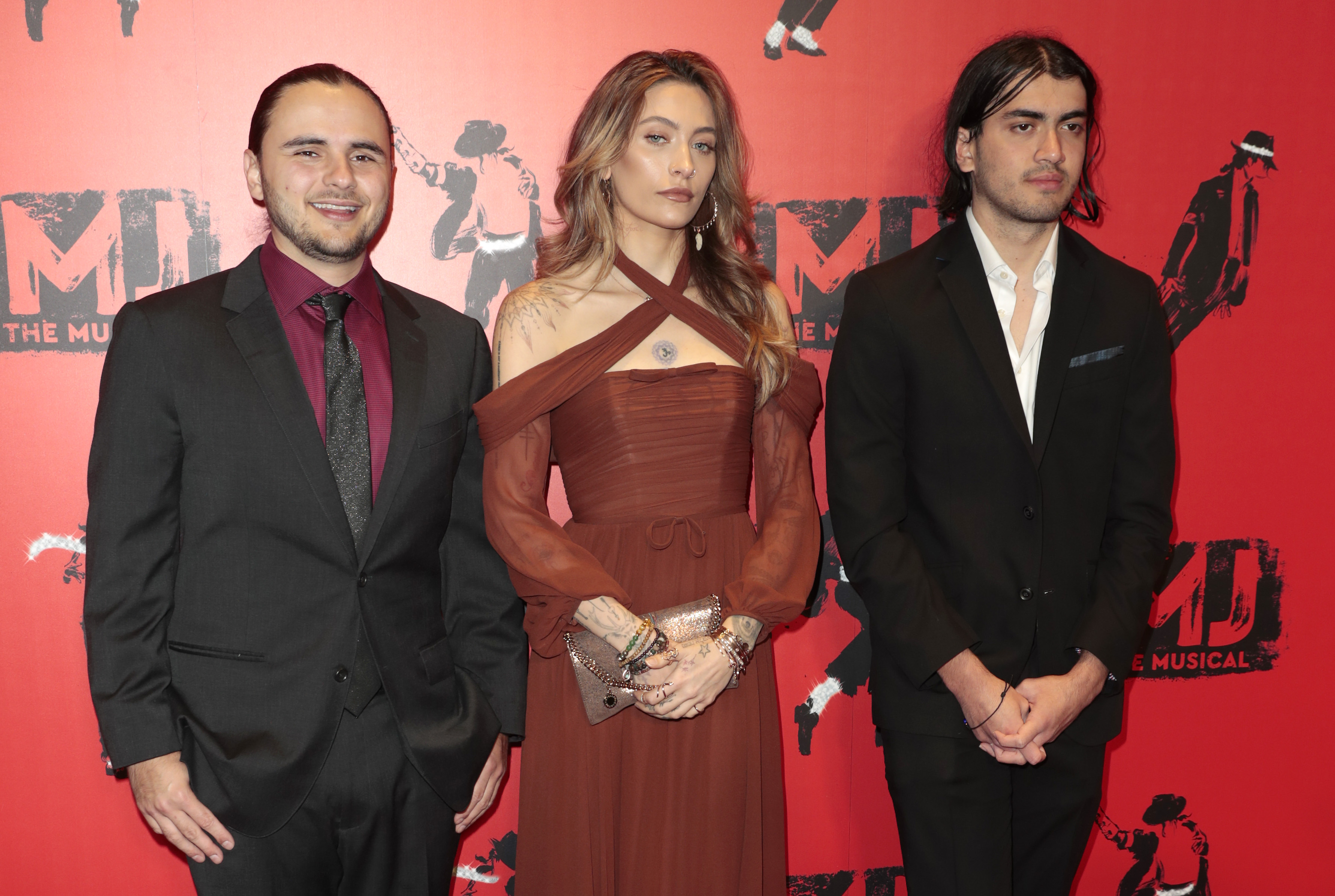 (von links nach rechts) Prince Jackson, Paris Jackson und Bigi Jackson alias Blanket Jackson besuchen am 27. März 2024 in London die Pressevorstellung von „MJ: The Musical“ im Prince Edward Theatre | Quelle: Getty Images