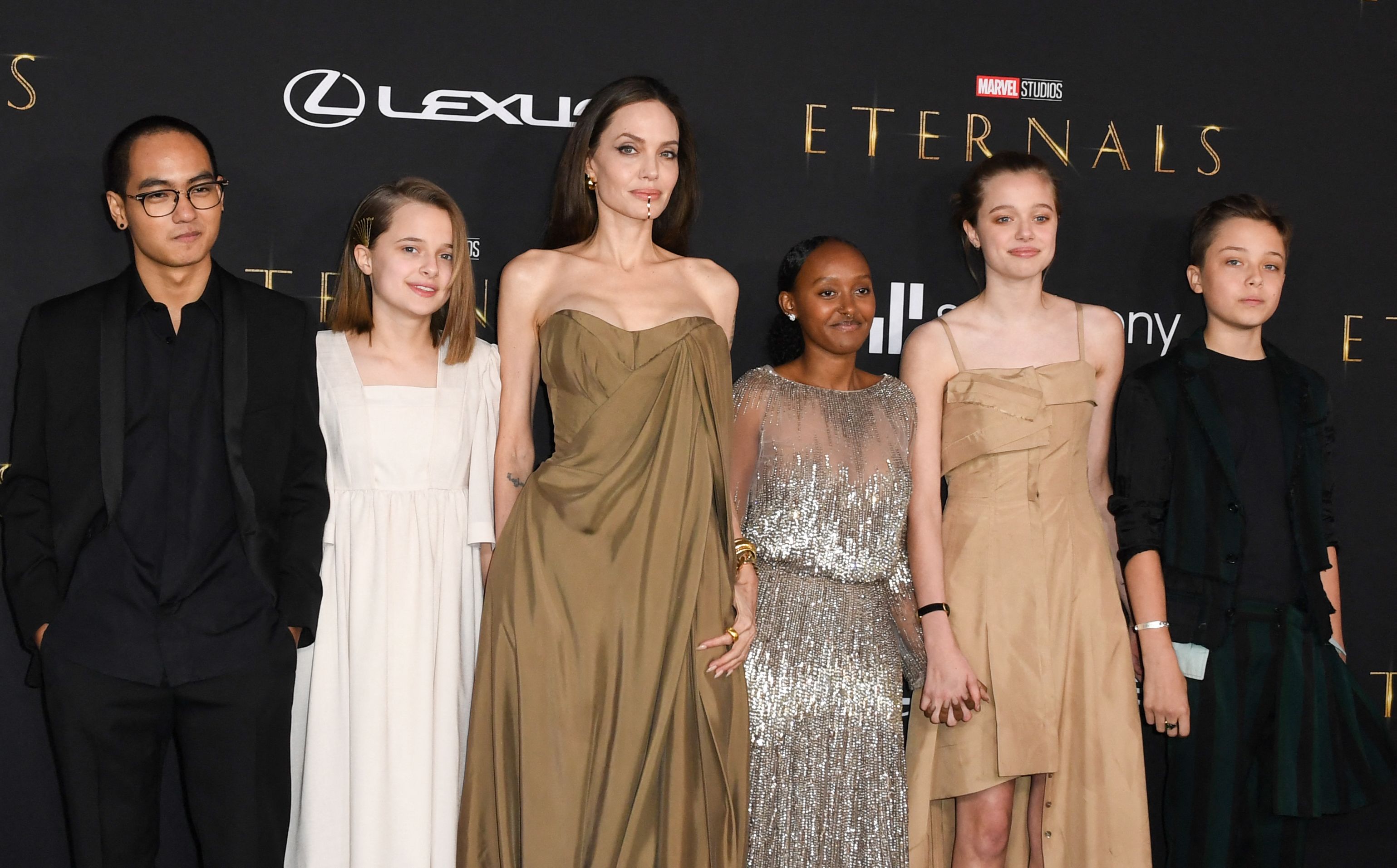 (L-R) Maddox, Vivienne, Angelina, Zahara, Shiloh und Knox Jolie-Pitt kommen zur Weltpremiere von „Eternals“, 2021 | Quelle: Getty Images