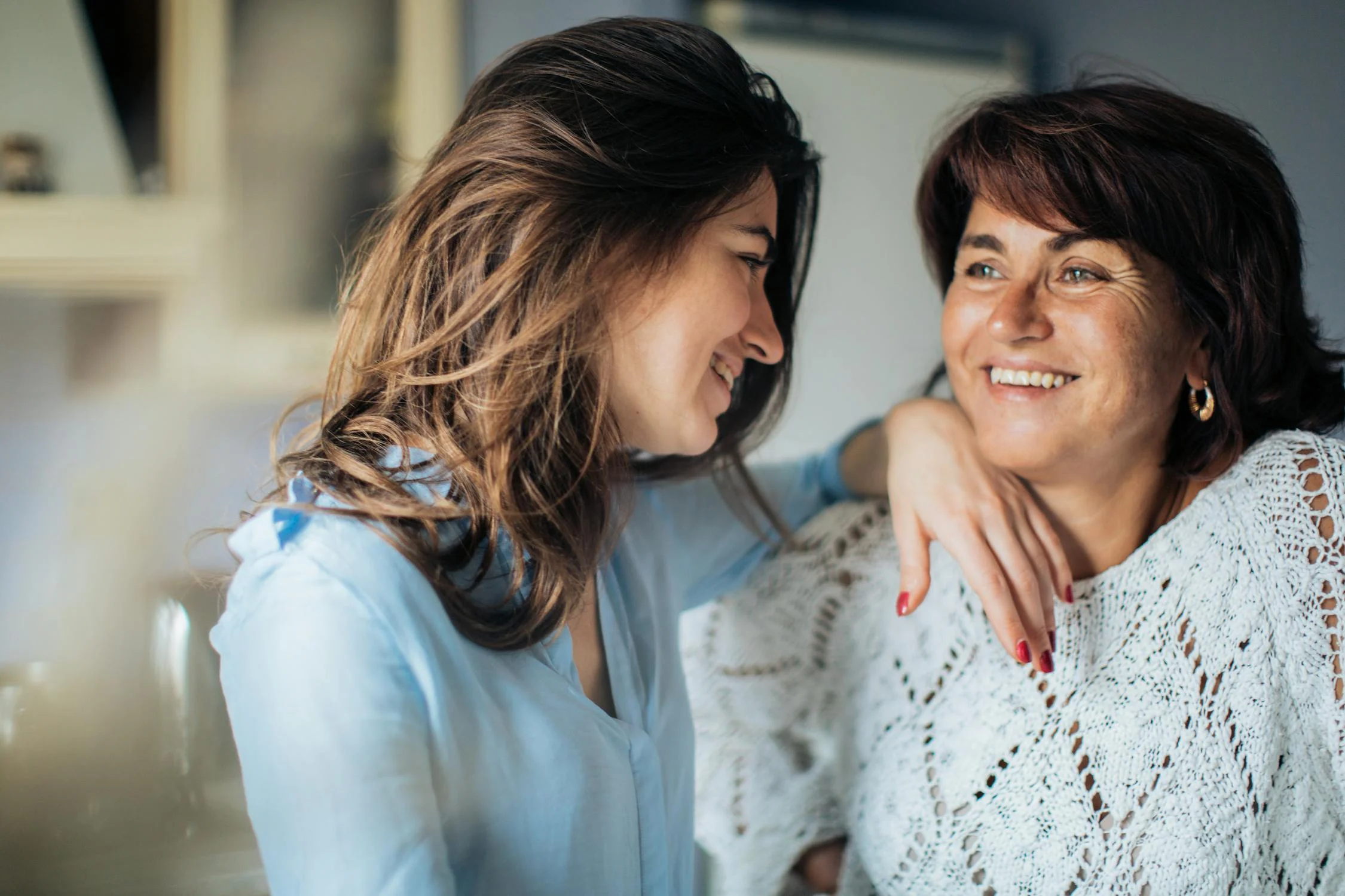 Eine lächelnde Frau mit ihrer Tochter | Quelle: Pexels
