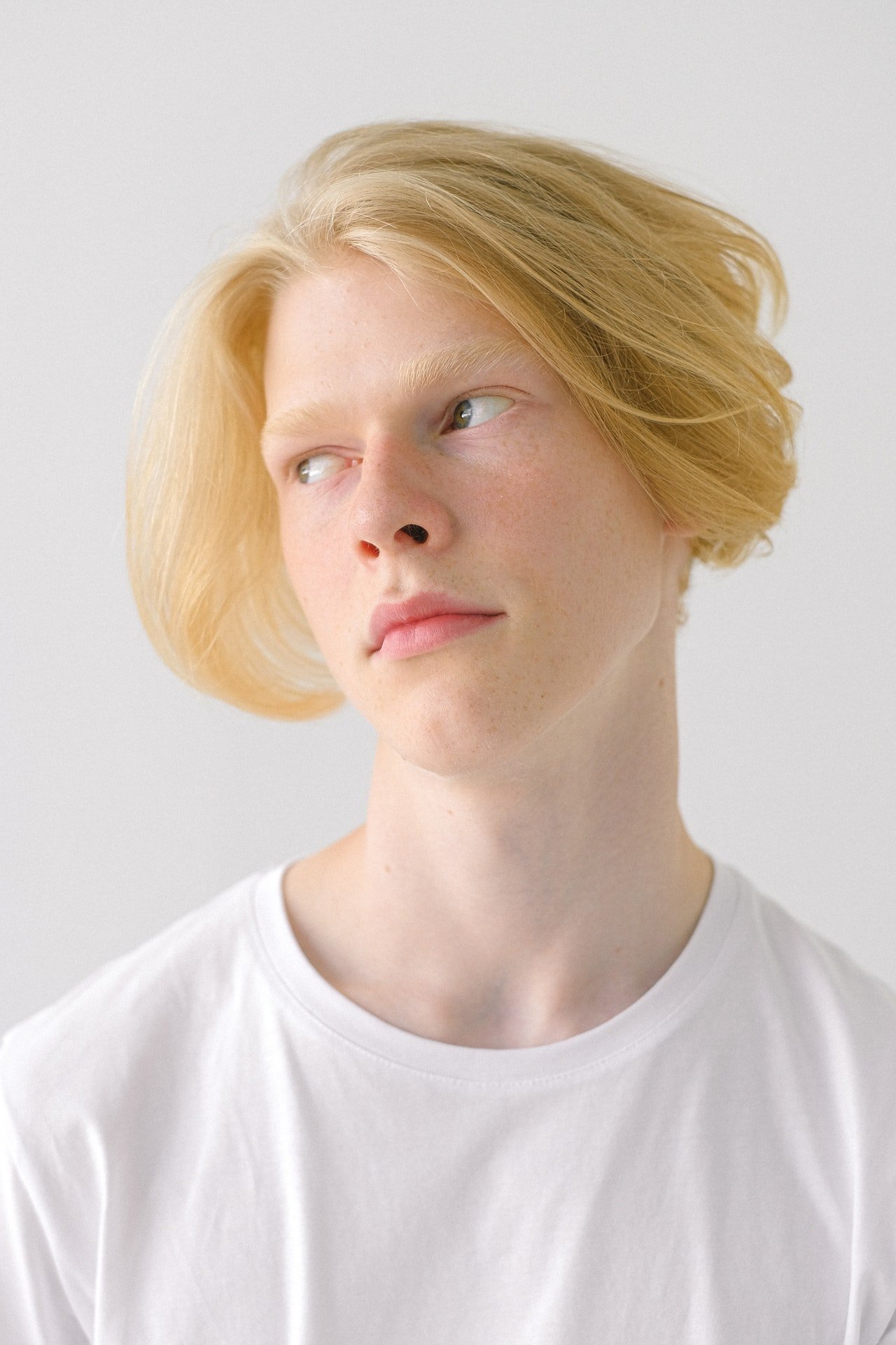 Blonder Teenager, der wegschaut | Quelle: Pexels