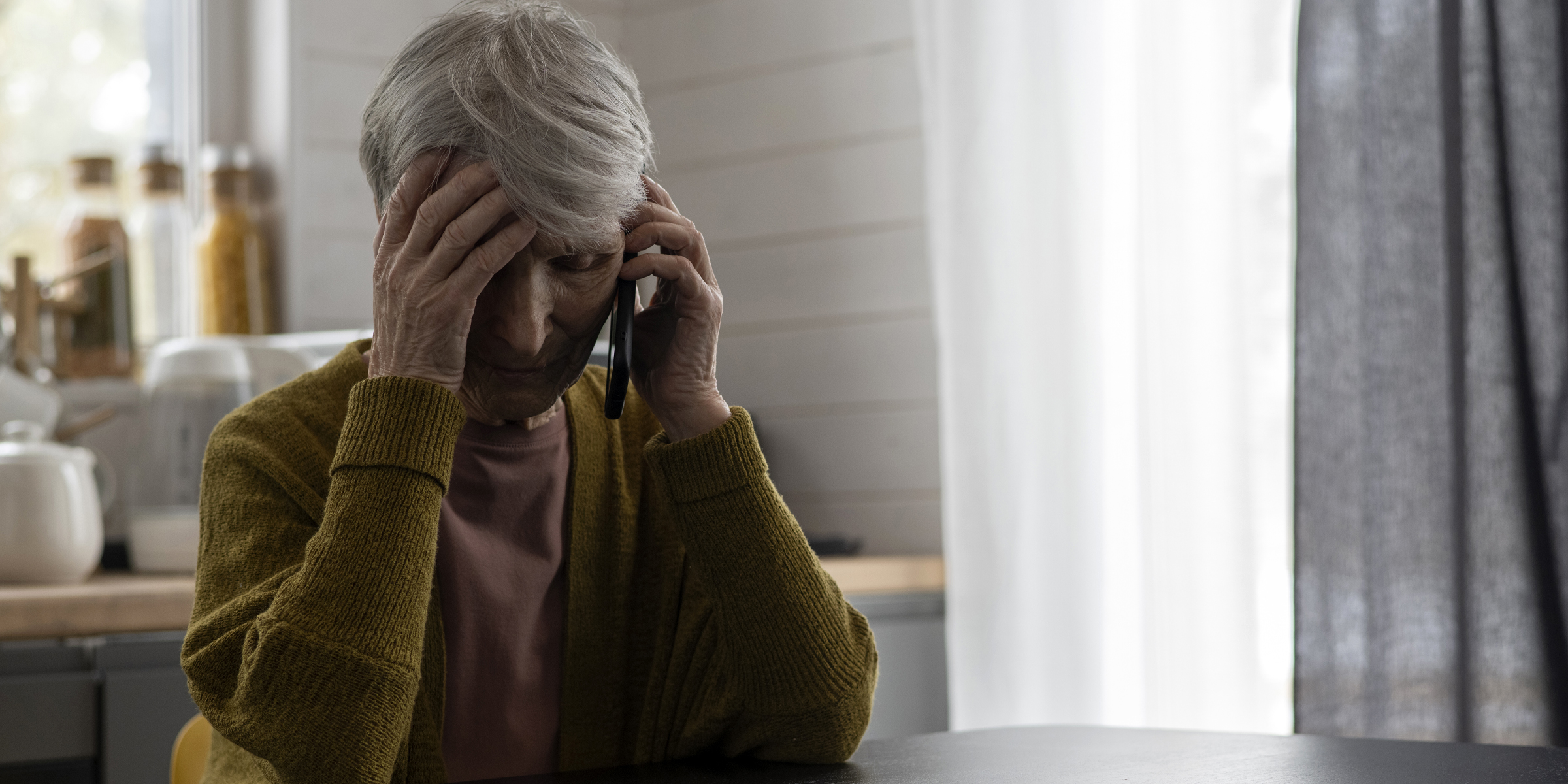 Eine aufgebrachte Frau bei einem Telefonat | Quelle: Freepik
