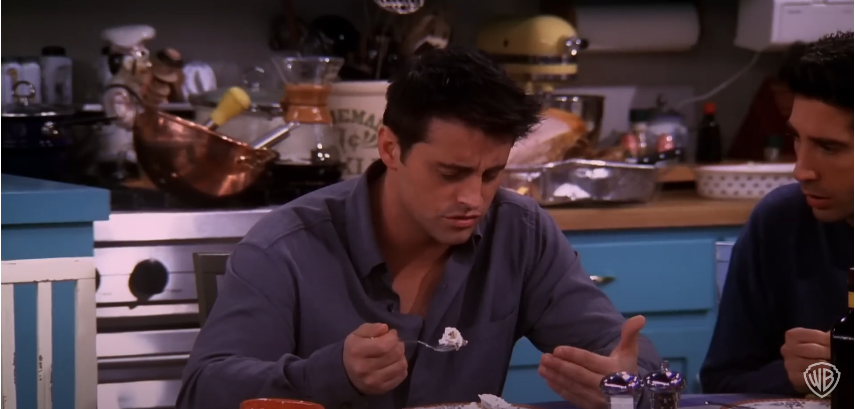 Matt LeBlanc als Joey am Set von "Friends" beim Dessert | Quelle: YouTube/@warnerbrostv