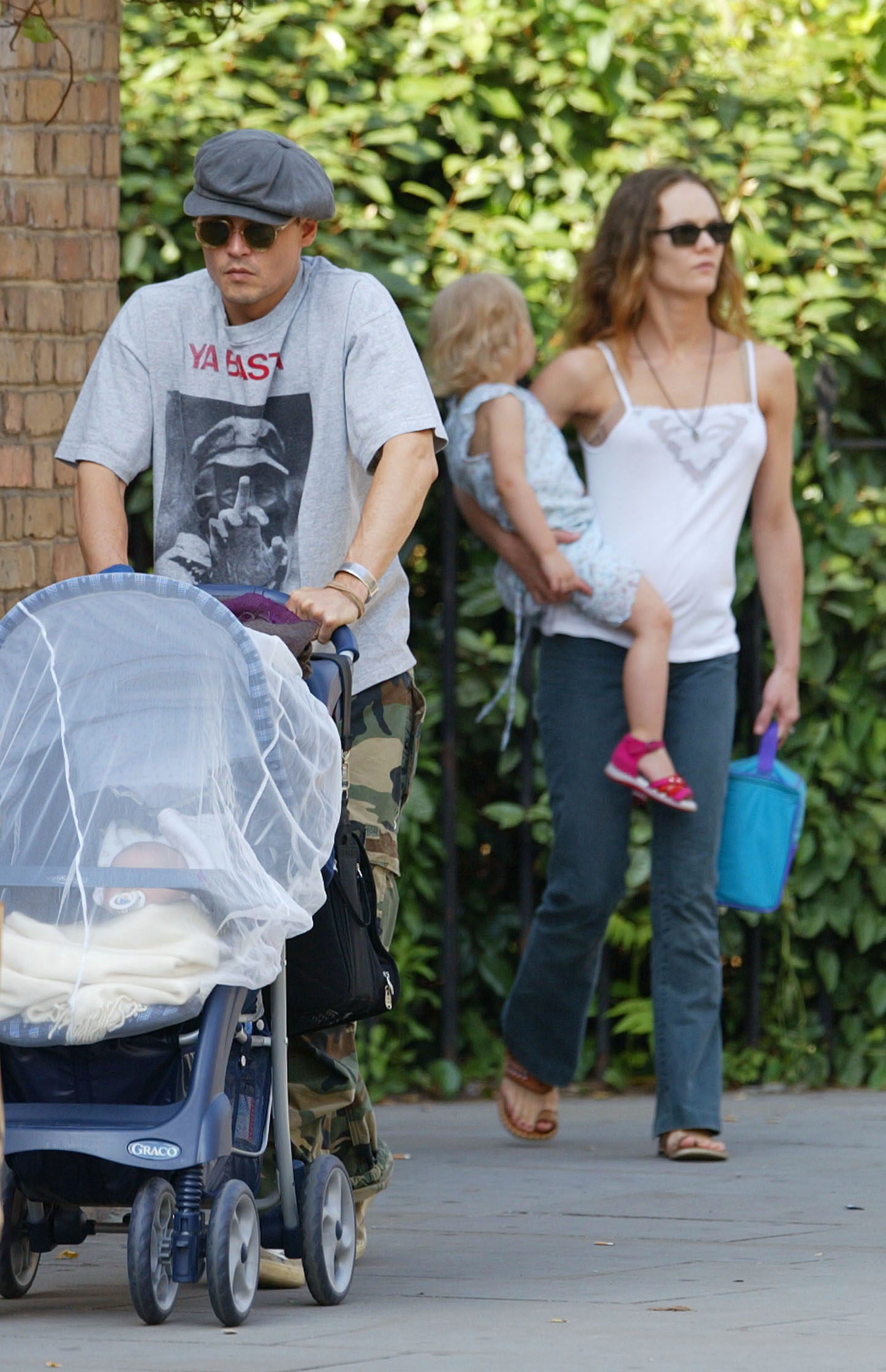 Johnny Depp und Vanessa Paradis unternehmen mit ihren beiden Kindern, Lily-Rose und Jack, einen Familienausflug in einen Londoner Park. Das Foto gibt einen Einblick in Depps Kindheit, über die sie später sprach, als sie erklärte, wie ihre Eltern ihre Kinder vor der Öffentlichkeit schützten. | Quelle: Getty Images
