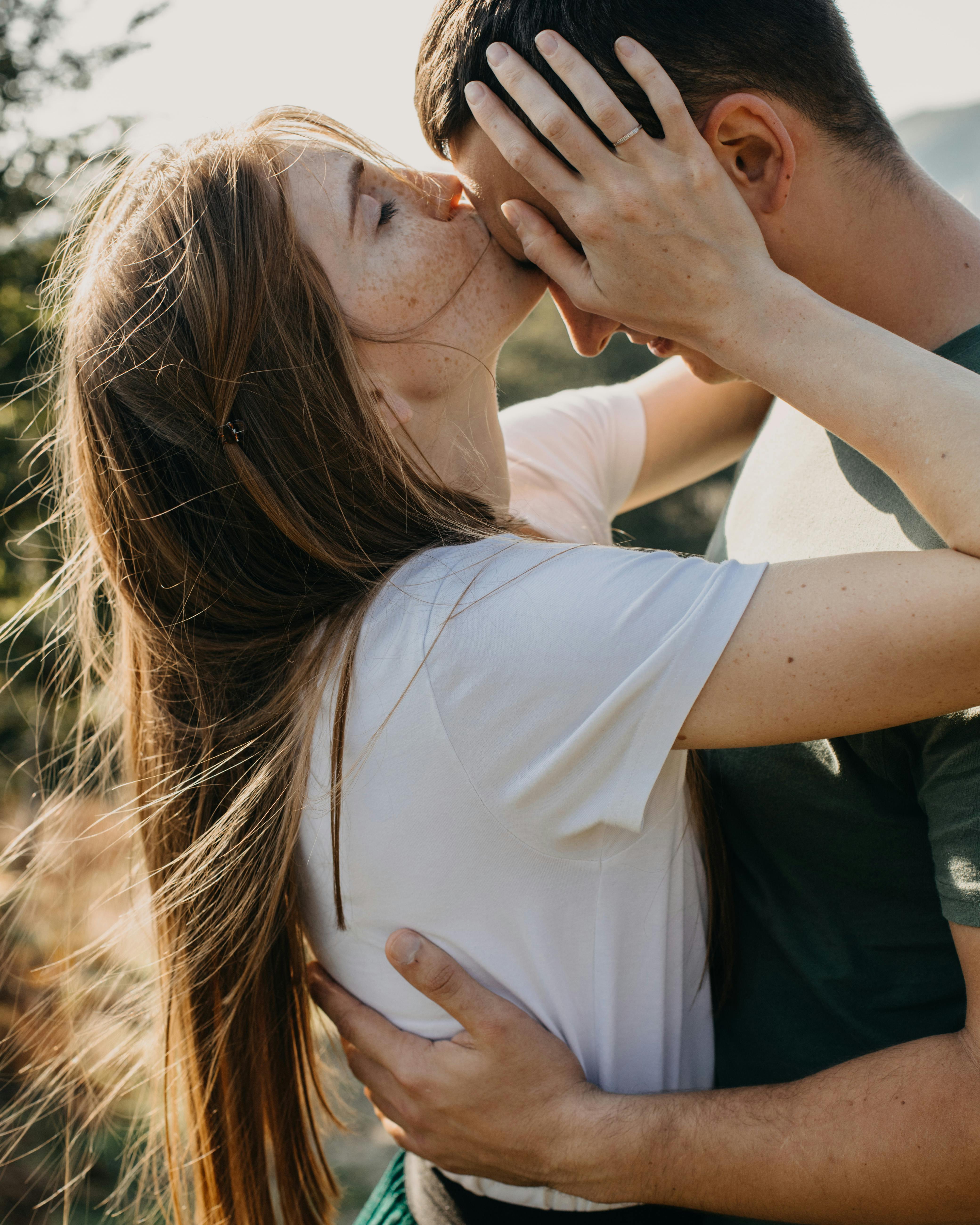 Eine Frau küsst ihren Partner auf die Stirn | Quelle: Pexels