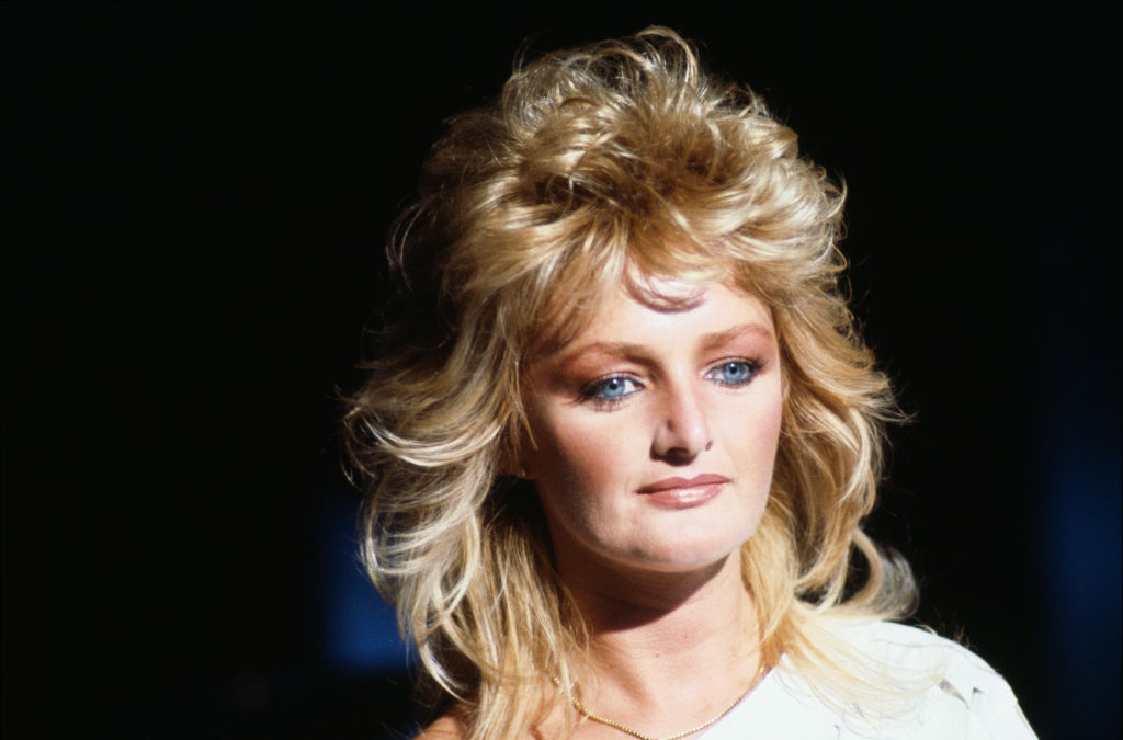 Bonnie Tyler, britische Sängerin, während eines Live-Auftritts beim Montreux Rock Festival in Montreux, Schweiz, 1984. | Quelle: Getty Images