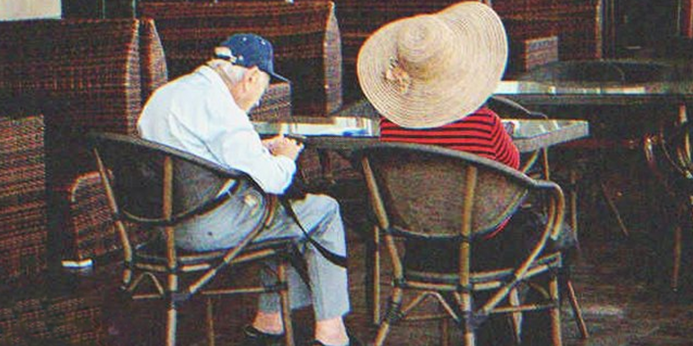 Ein älteres Ehepaar sitzt in einem Restaurant | Quelle: Shutterstock