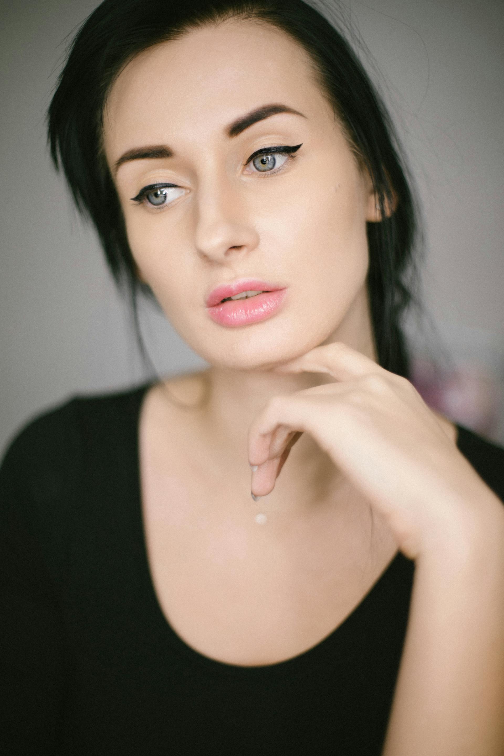 Eine dunkelhaarige Frau in tiefen Gedanken | Quelle: Pexels