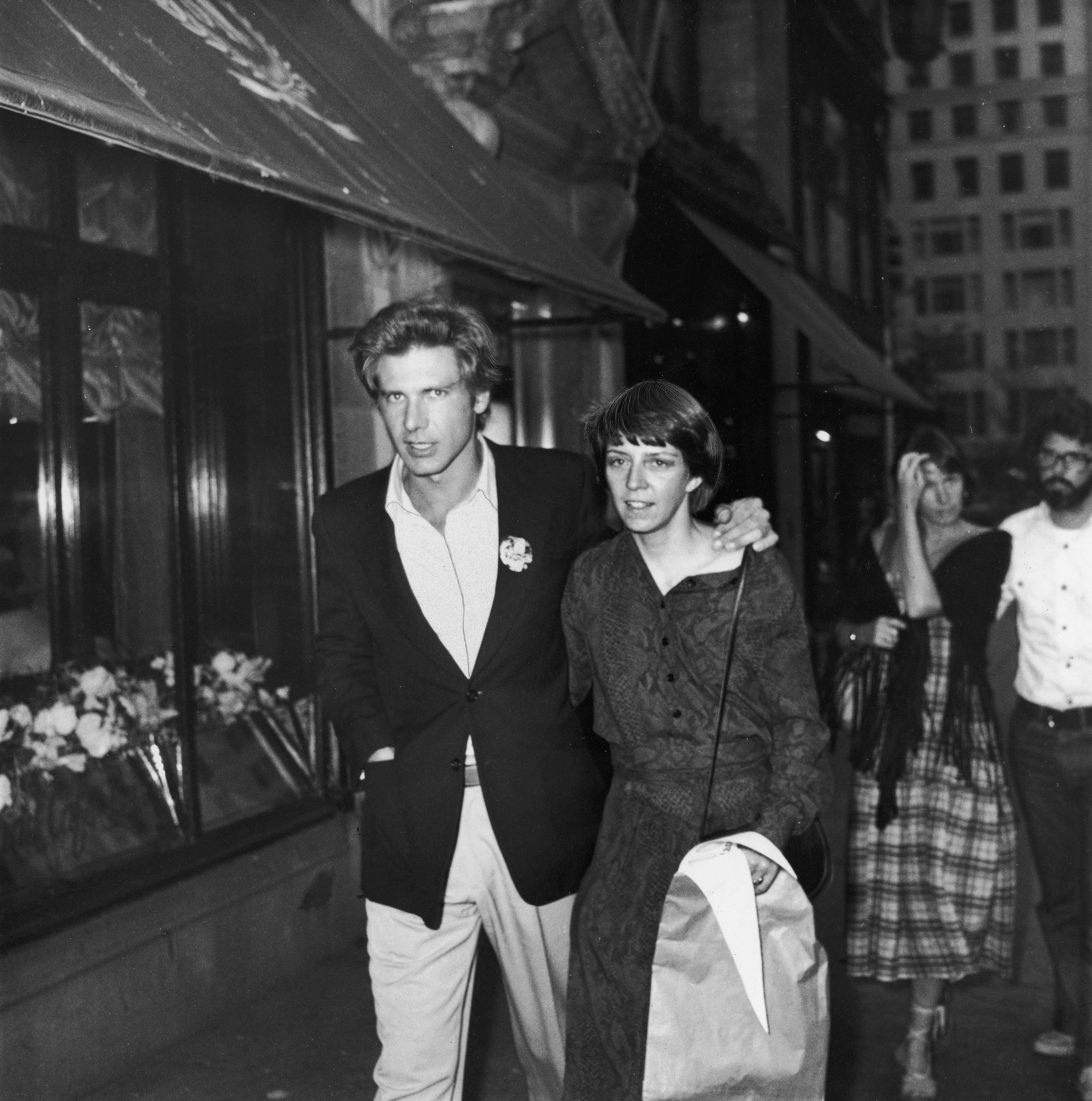 Harrison Ford und seine erste Frau, Mary Marquardt, beim Spaziergang in New York City im Juni 1977 | Quelle: Getty Images