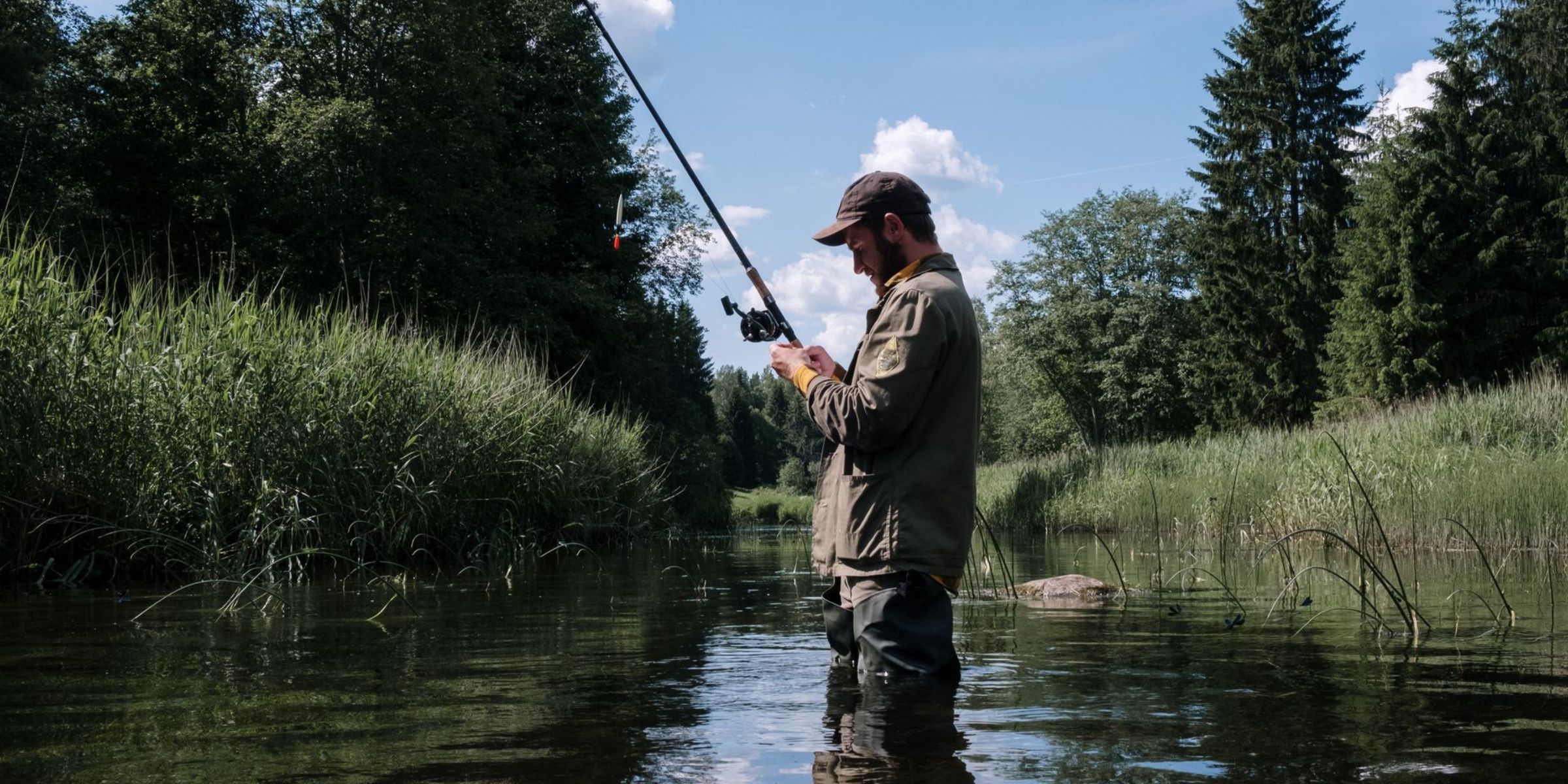 Ein Mann, der in einem Fluss angelt | Quelle: Pexels