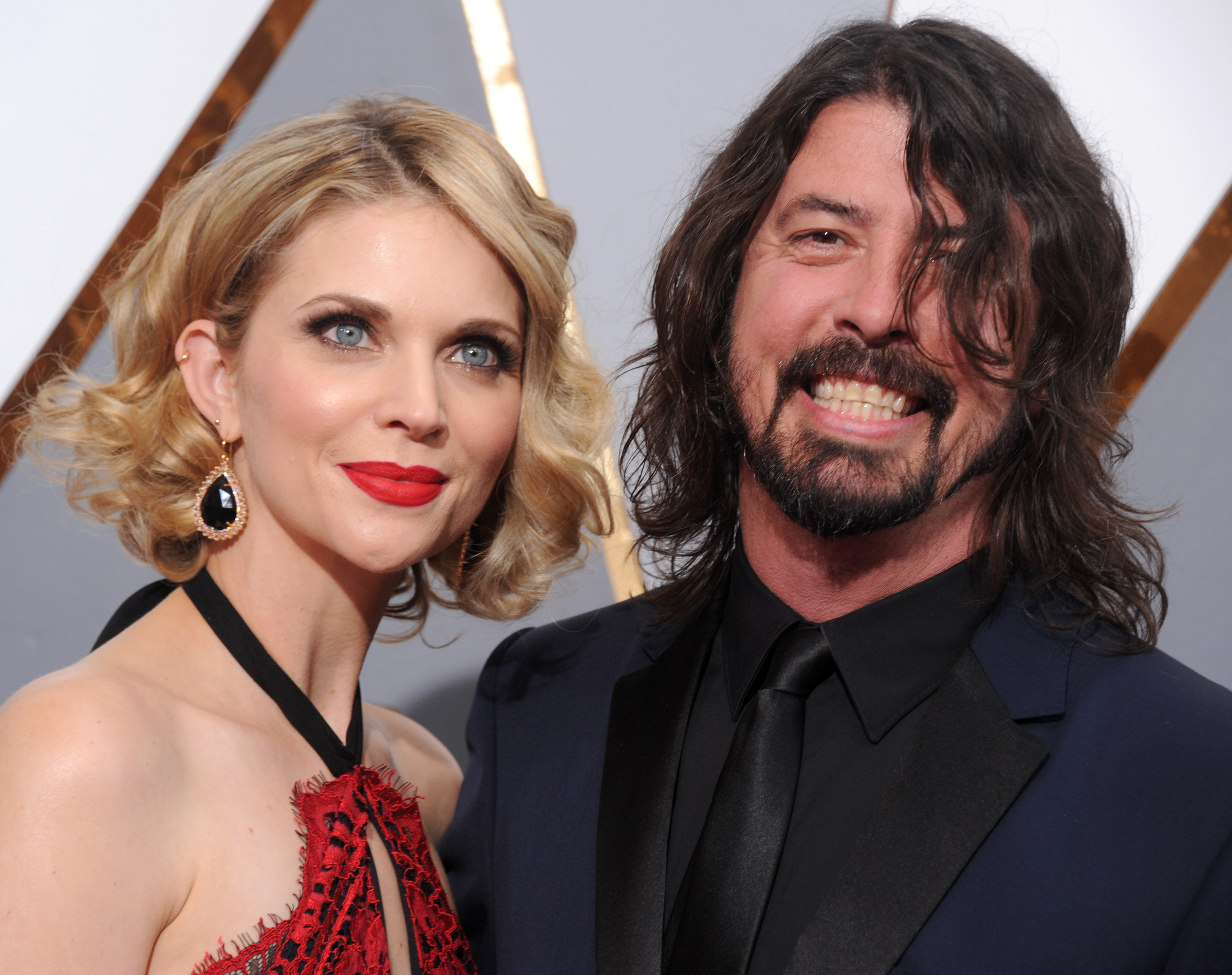 Dave Grohl und Jordyn Blum kommen am 28. Februar 2016 zu den 88th Annual Academy Awards im Hollywood &amp; Highland Center in Hollywood, Kalifornien. | Quelle: Getty Images