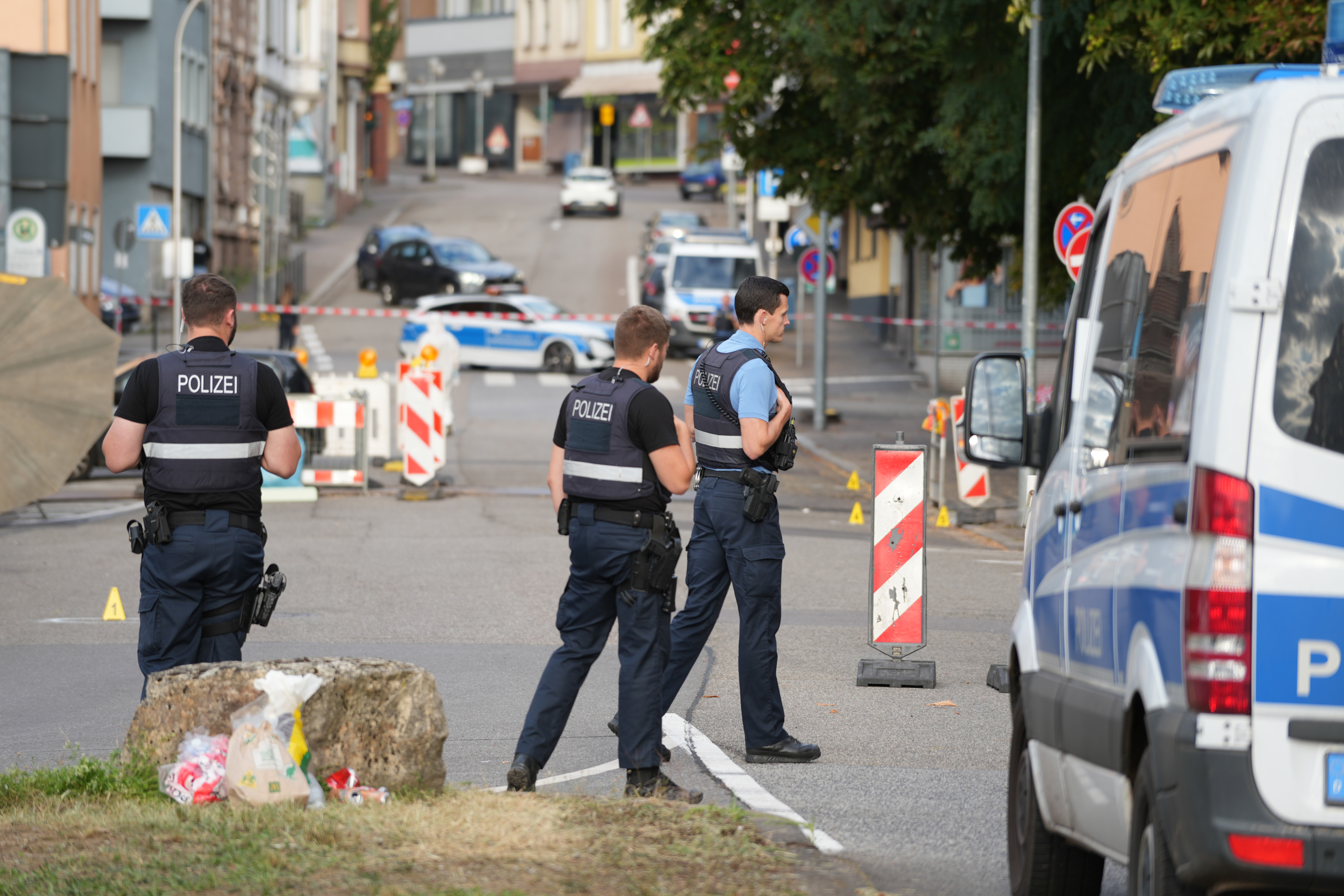 22. August 2025, Saarland, Völklingen: Polizeibeamte untersuchen die Umgebung eines Tatorts. Ein Polizeibeamter wurde nach einem Raubüberfall auf eine Tankstelle in Völklingen, Saarland, durch Schüsse getötet. | Quelle: Getty Images