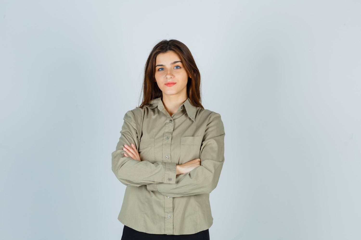 Eine selbstbewusste Frau mit verschränkten Armen | Quelle: Freepik