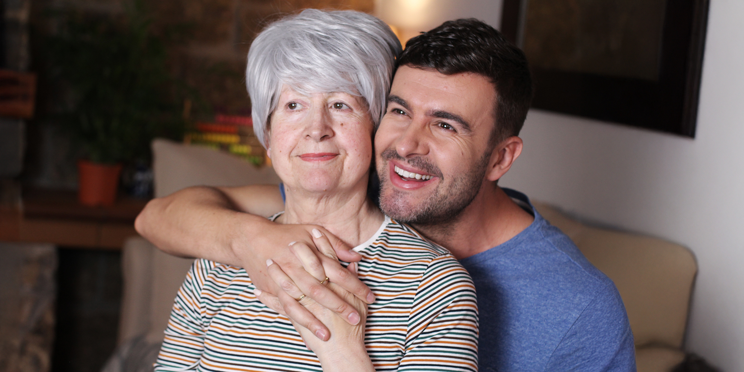 Eine Frau mit ihrem Sohn | Quelle: Shutterstock