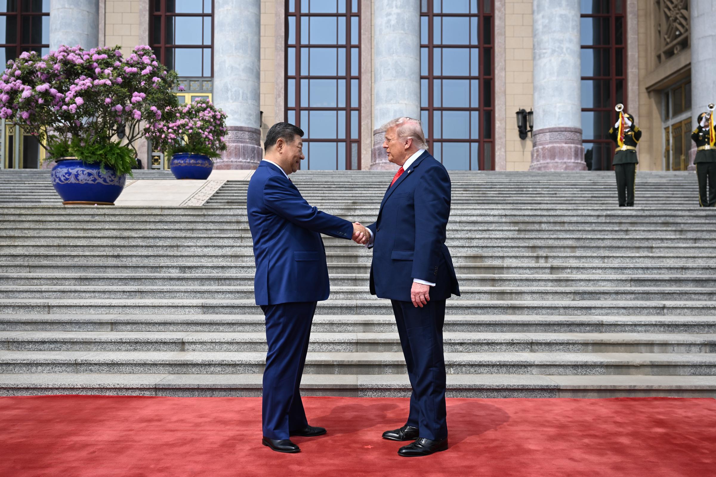 Präsident Donald Trump und Präsident Xi Jinping in der Großen Halle des Volkes in Peking am 14. Mai 2026. | Quelle: Getty Images