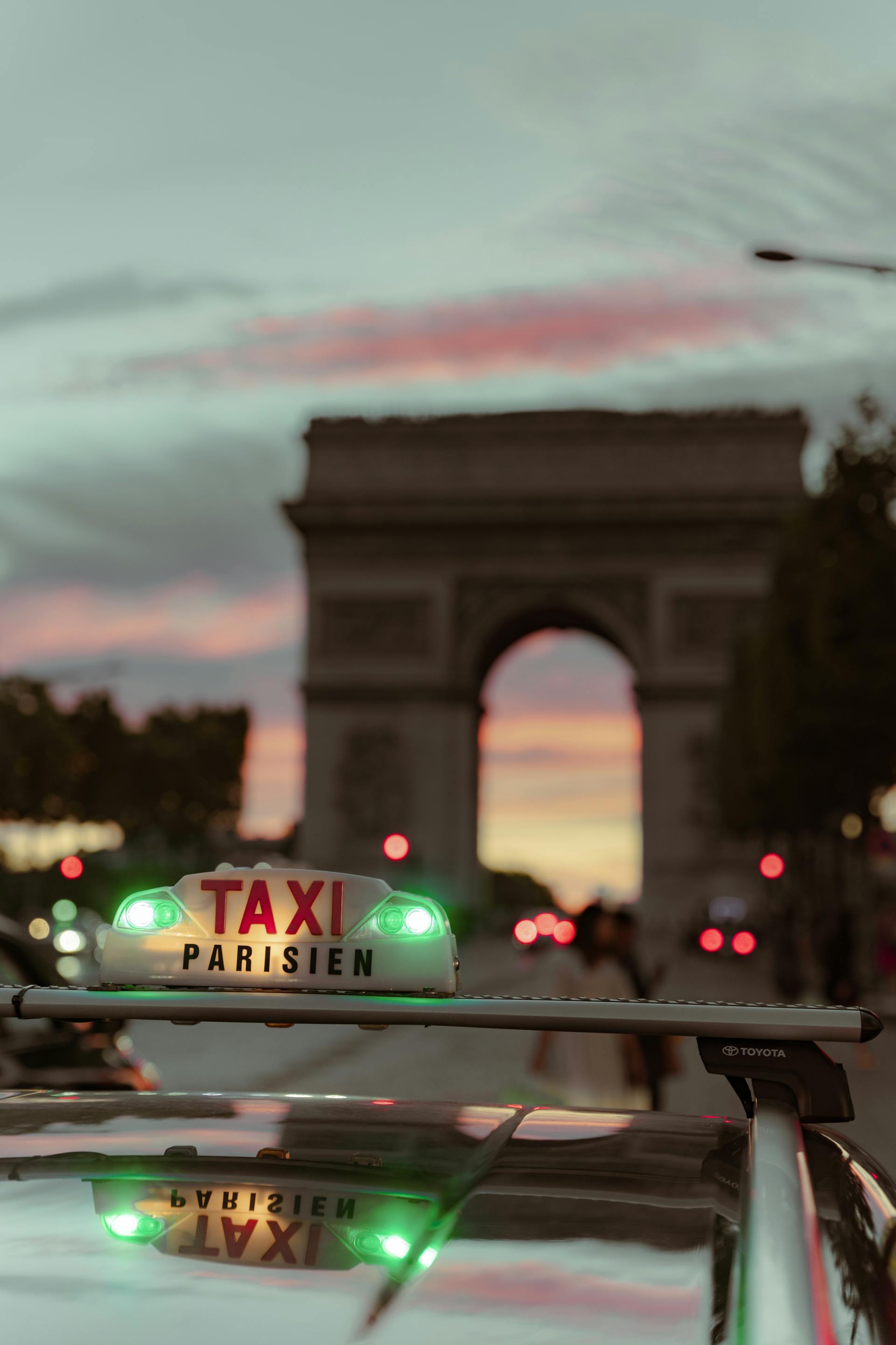 Nahaufnahme eines Taxis am Arc de Triomphe in Paris, Frankreich | Quelle: Pexels