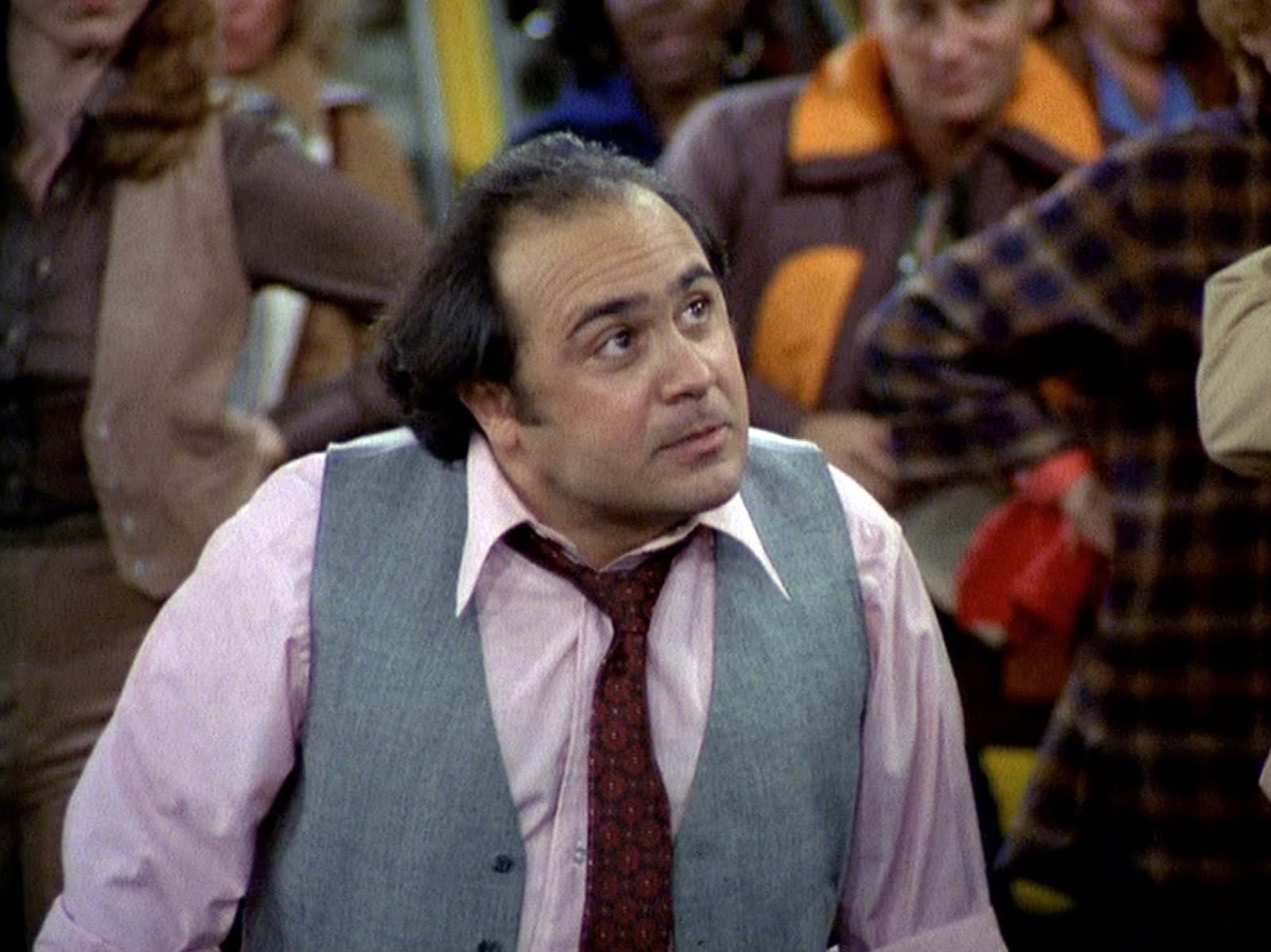 Danny DeVito bei den Dreharbeiten zu "Taxi" um 1978. | Quelle: Getty Images