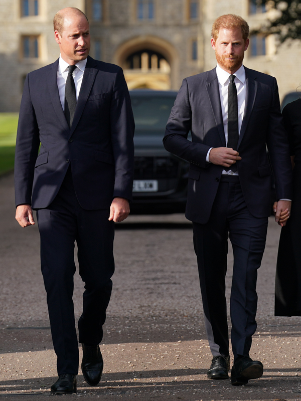 Prinz William und Prinz Harry gehen am 10. September 2022 in Windsor, England, gemeinsam zu einem Treffen mit der Öffentlichkeit. | Quelle: Getty Images