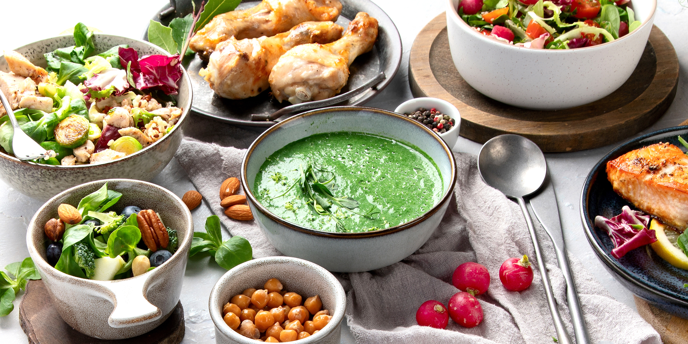 Tisch mit gesundem Essen | Quelle: Shutterstock