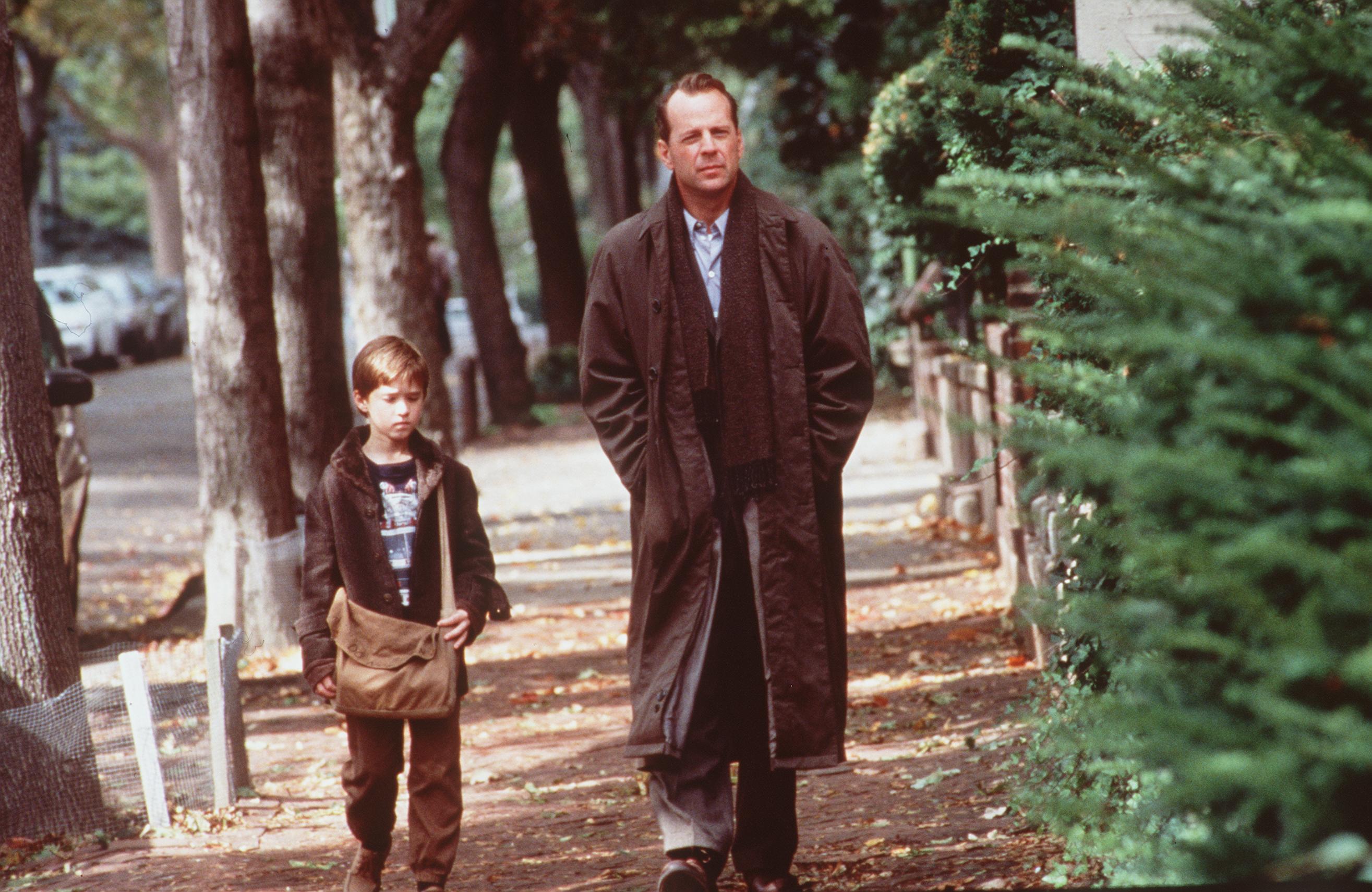 Kinderstar und Bruce Willis am Set von "The Sixth Sense", 1999 | Quelle: Getty Images