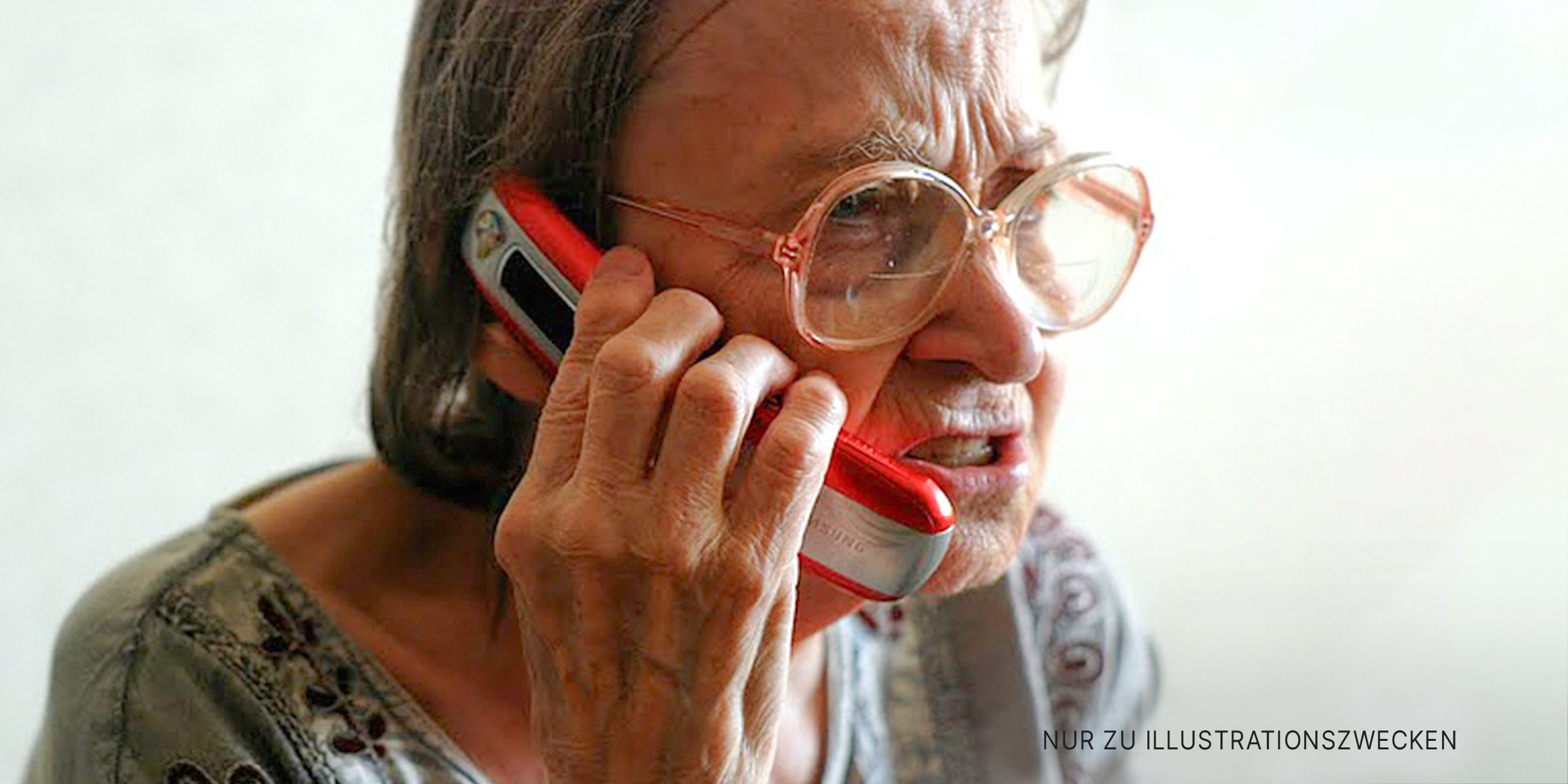 Eine alte Frau, die in ein Telefon spricht | Quelle: Flickr.com/borosjuli/CC BY 2.0