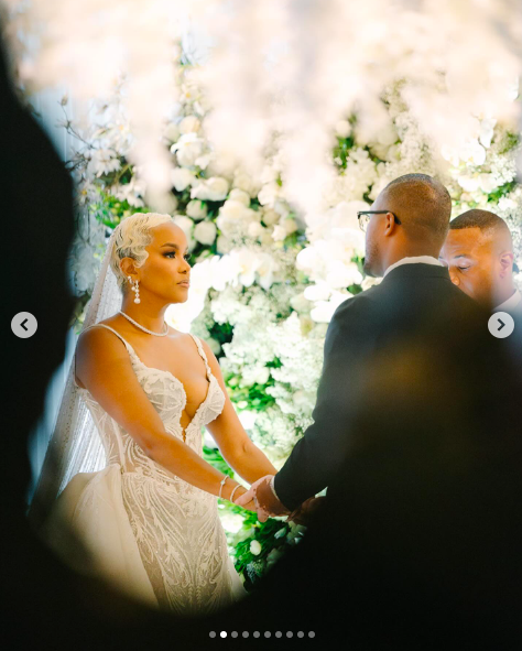 Letoya Luckett und Taleo Coles geben sich vor dem Altar das Eheversprechen, gepostet am 1. August 2024 | Quelle: Instagram/letoyaluckett