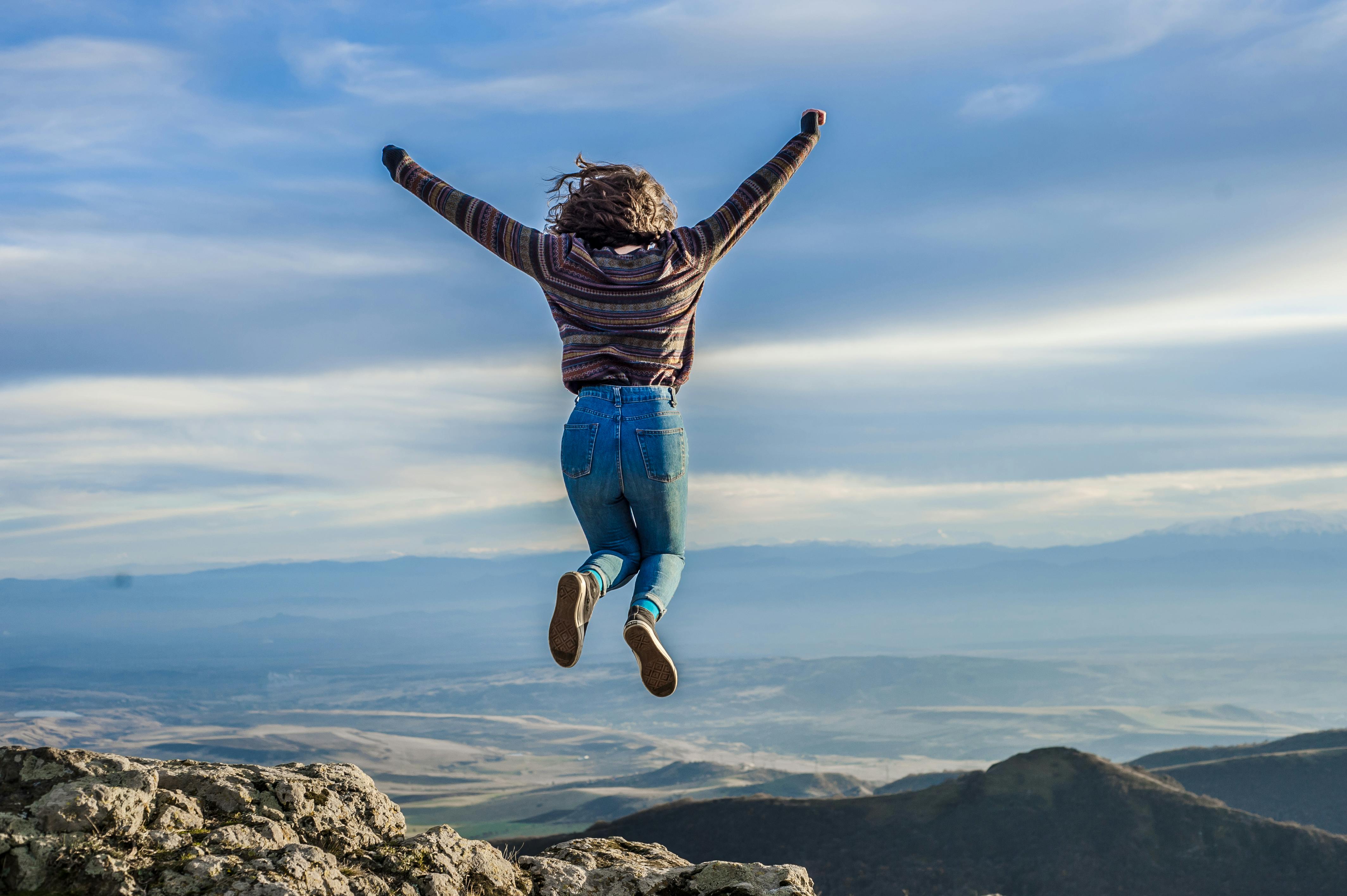 Frau springt hoch | Quelle: Pexels