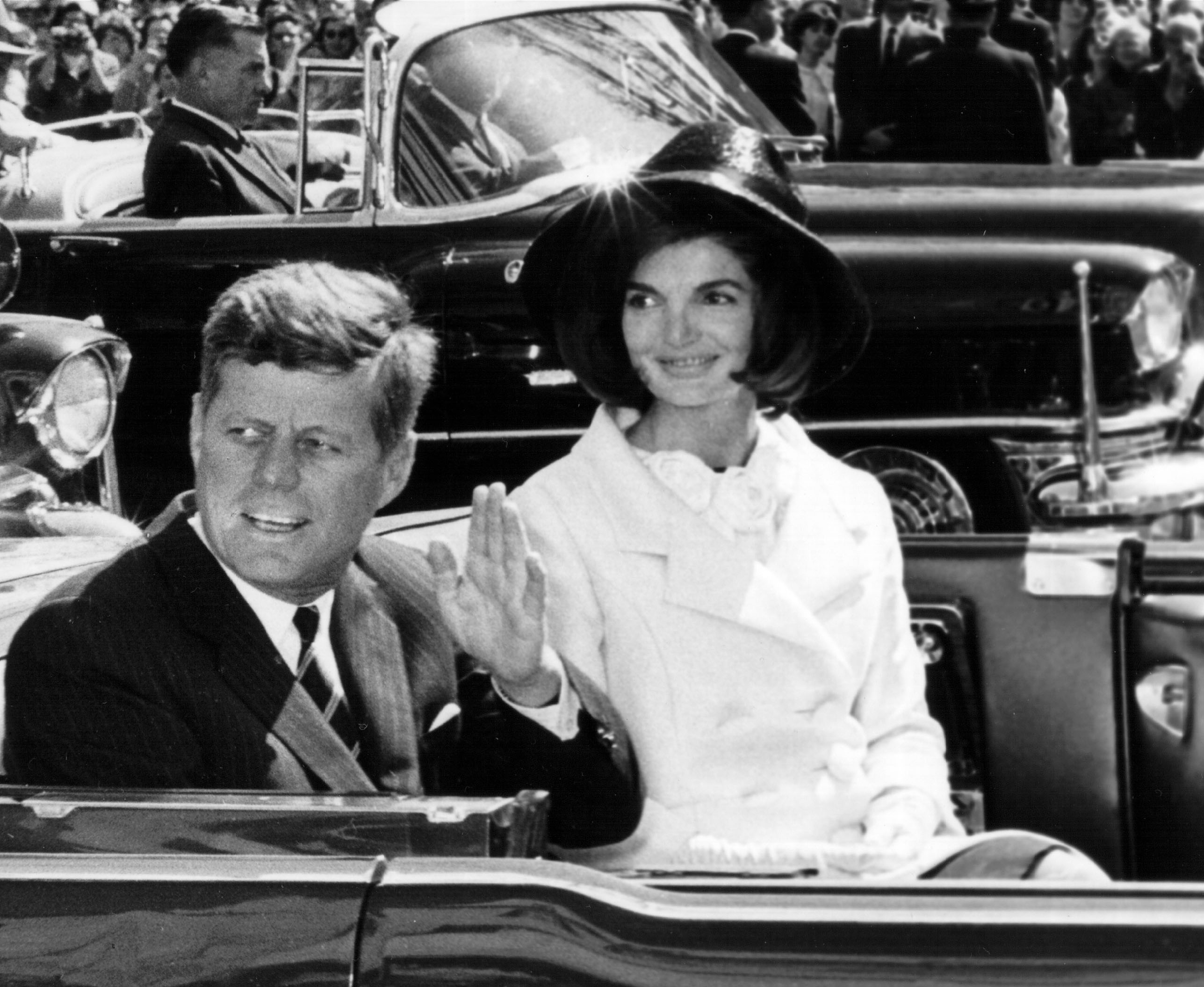 Präsident JFK und Jackie Kennedy bei einer Parade, 1963. | Quelle: Getty Images