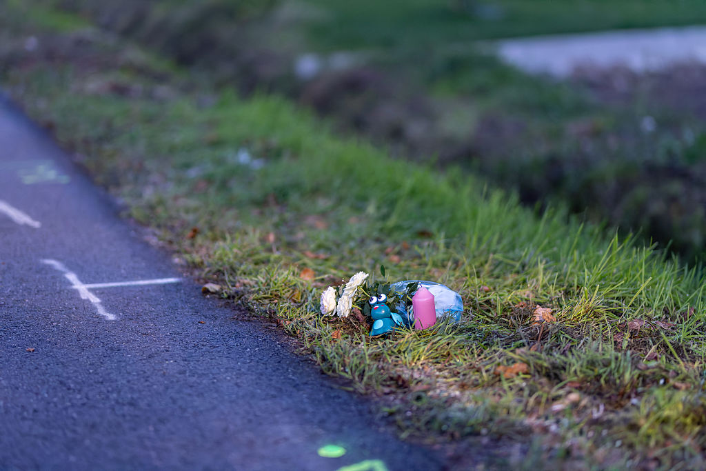 29 October 2026, Baden-Württemberg, Hausen im Wiesental: Auf dem nassen Asphalt nahe der Unfallstelle sind Markierungen und ein kleines Blumengebinde zu sehen. Eine Frau und ein Kleinkind starben heute bei einem Unfall mit einem Lkw. | Quelle: Getty Images
