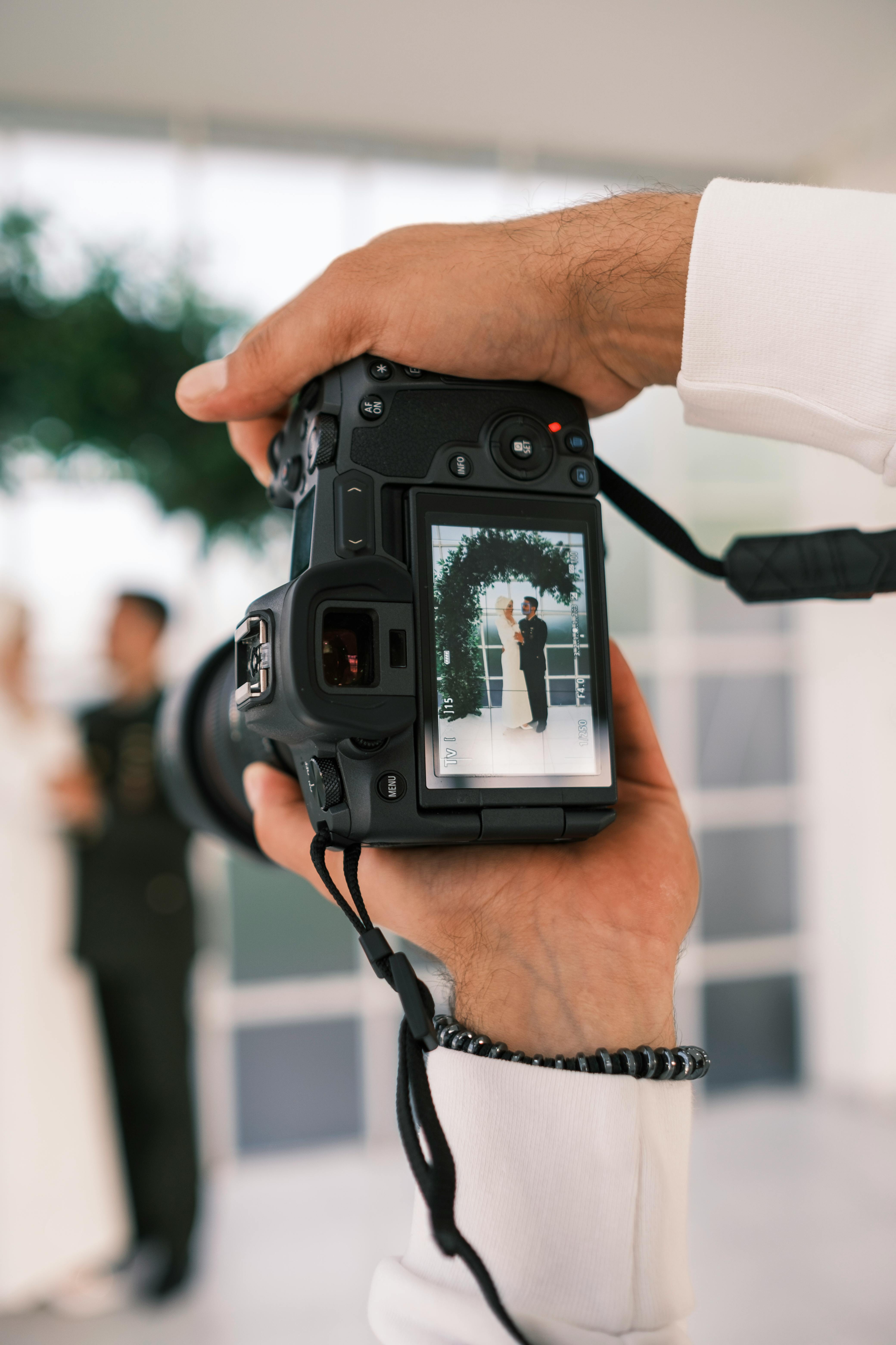 Ein Hochzeitsfotograf beim Fotografieren mit seiner Kamera | Quelle: Pexels