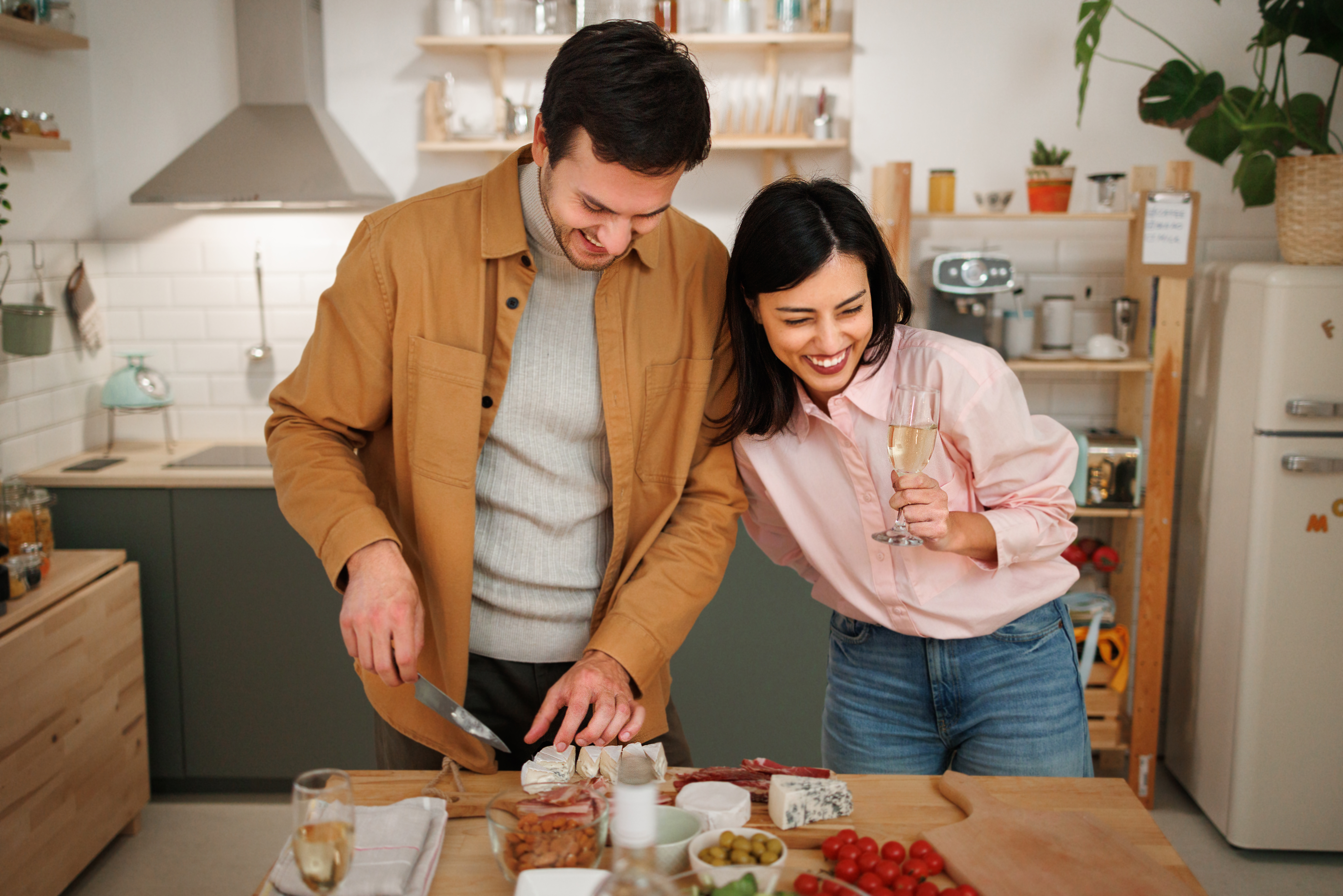 Ein glückliches Paar beim gemeinsamen Kochen | Quelle: Getty Images