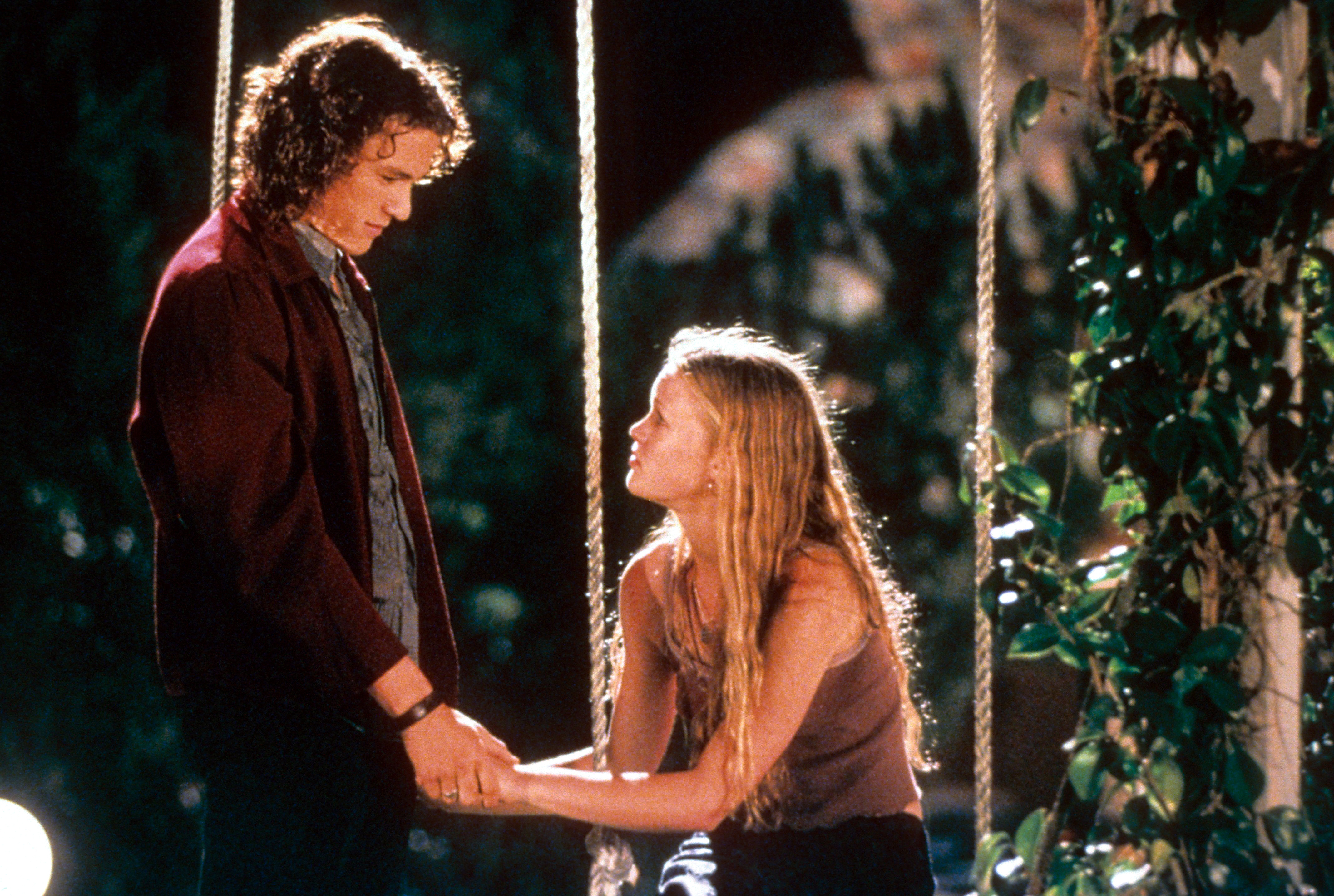 Heath Ledger und Julia Stiles beim Swing in einer Szene aus "10 Dinge, die ich an dir hasse" 1999 | Quelle: Getty Images