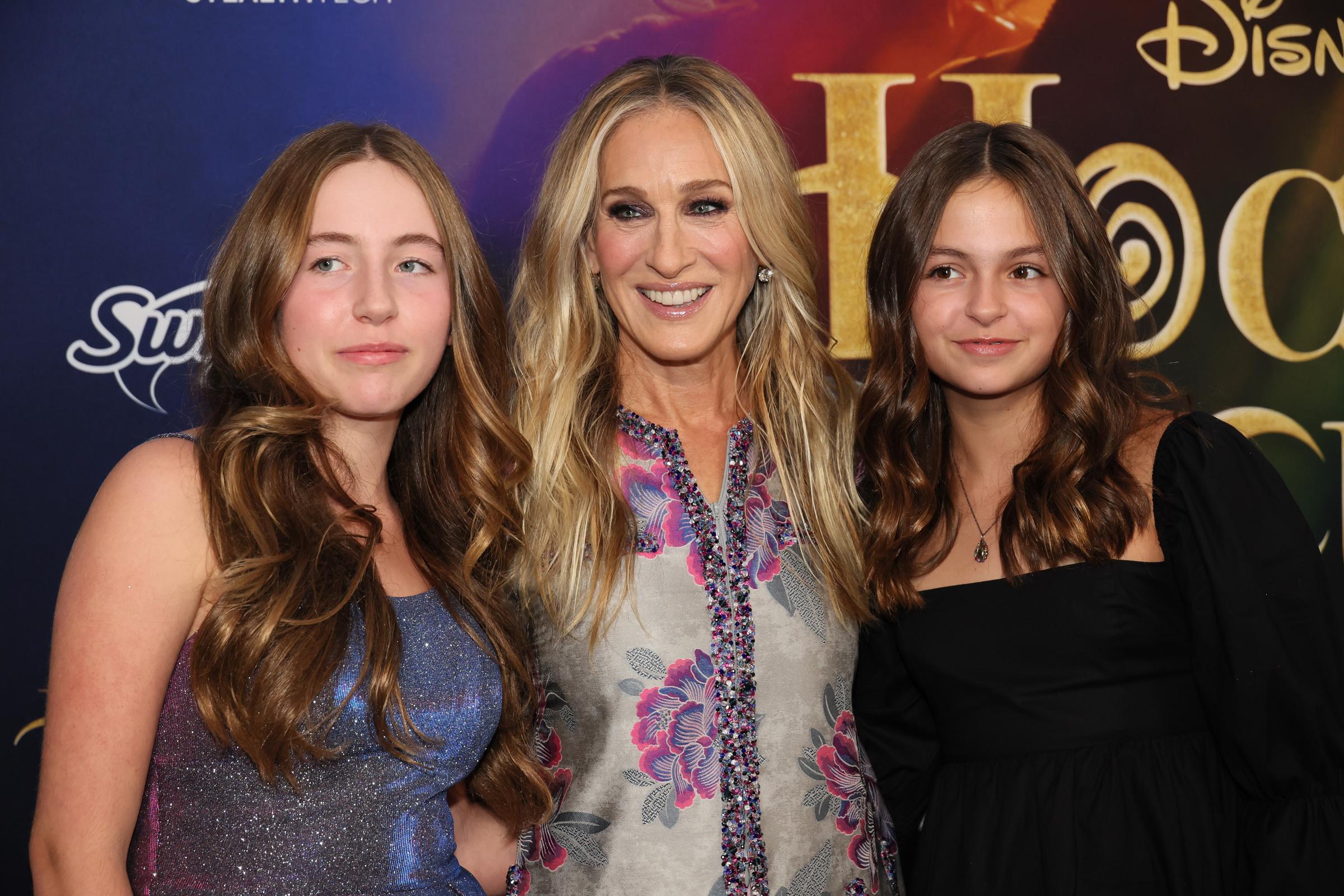 Marion und Tabitha Broderick sind zusammen mit Sarah Jessica Parker bei der Premiere von Disneys "Hocus Pocus 2" in New York City am 27. September 2022. | Quelle: Getty Images