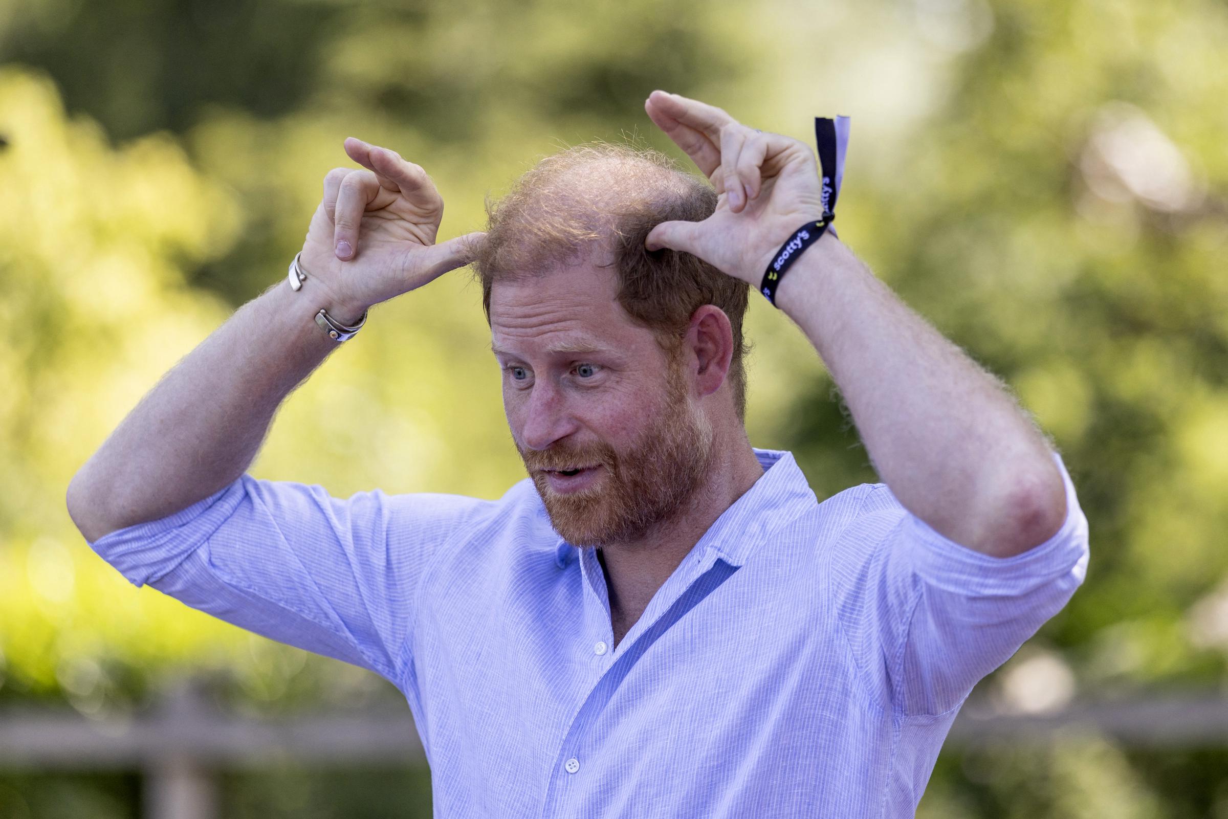 Es gab immer noch einige Missverständnisse bezüglich des Schutzes der Sussexes auf ihren Reisen. Auf diesem Foto ist Prinz Harry zu sehen, wie er während eines Ziegen-Yoga-Kurses beim „Scotty’s Summer Festival“ im Maxstoke Castle in der Nähe von Birmingham, England, am 11. Juli 2026 reagiert. | Quelle: Getty Images