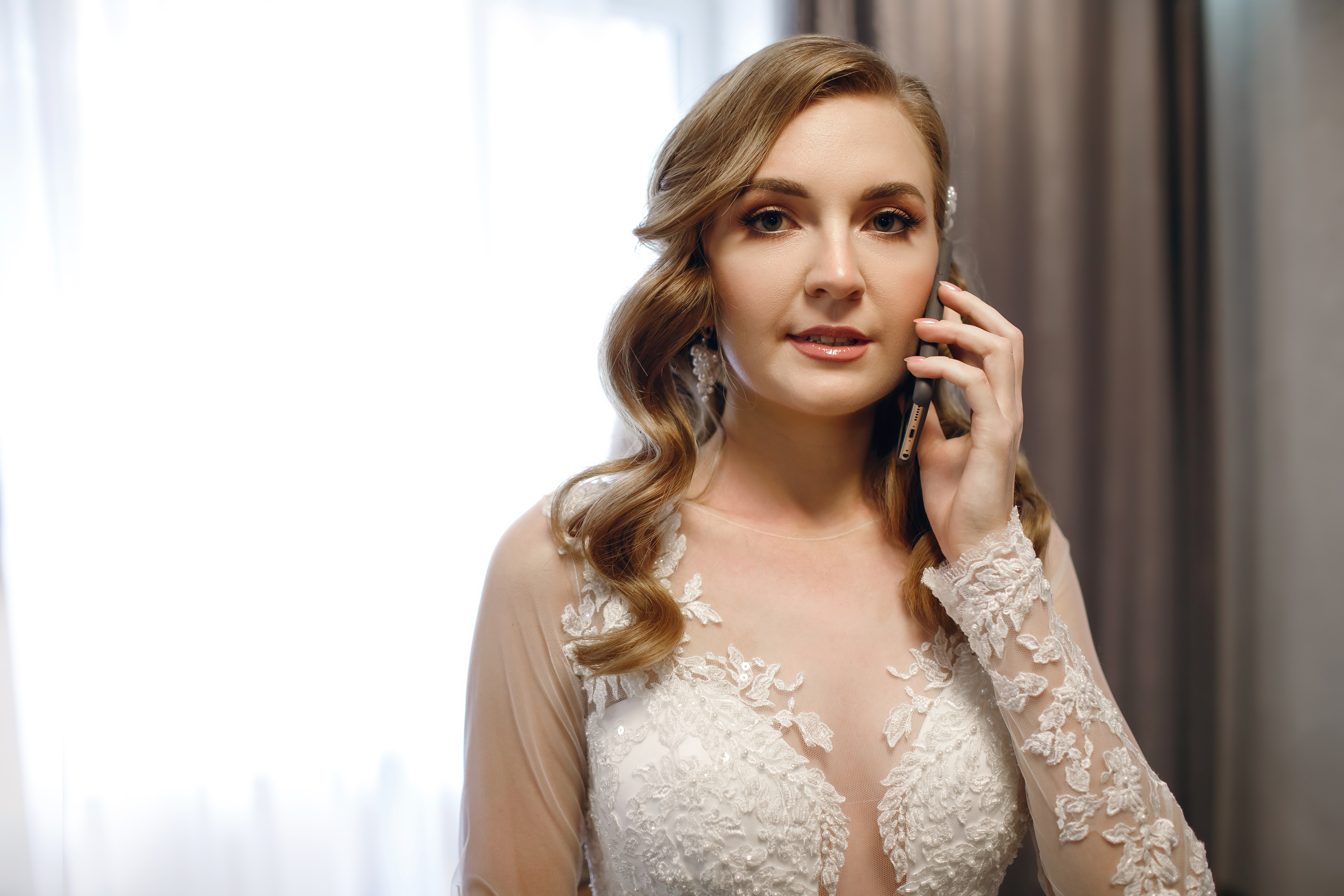 Eine wütende junge Frau im Hochzeitskleid, die mit ihrem Telefon spricht | Quelle: Shutterstock