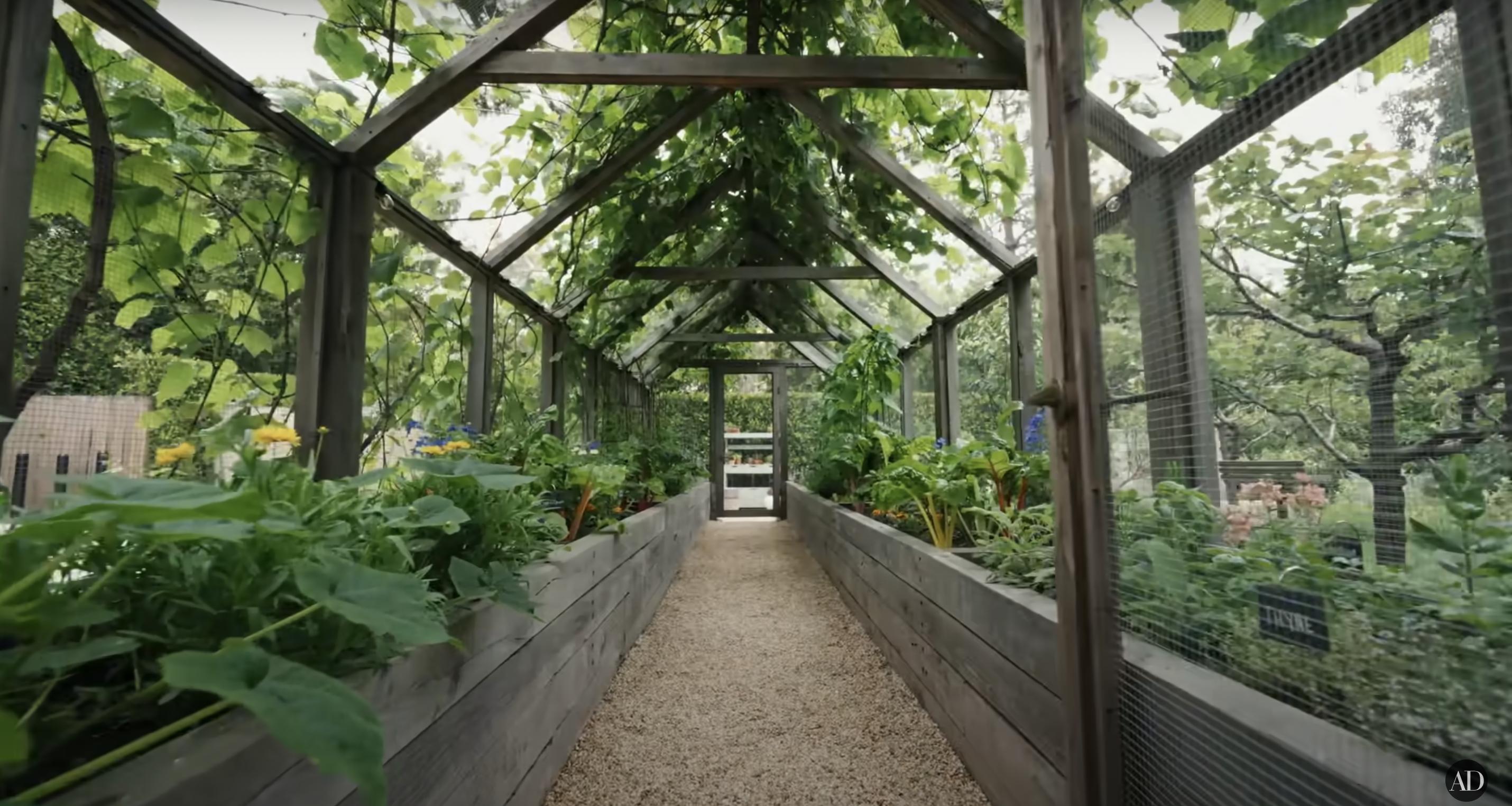 Der Obstgarten von Jennifer Garner, datiert auf den 3. September 2024 | Quelle: YouTube/@Archdigest