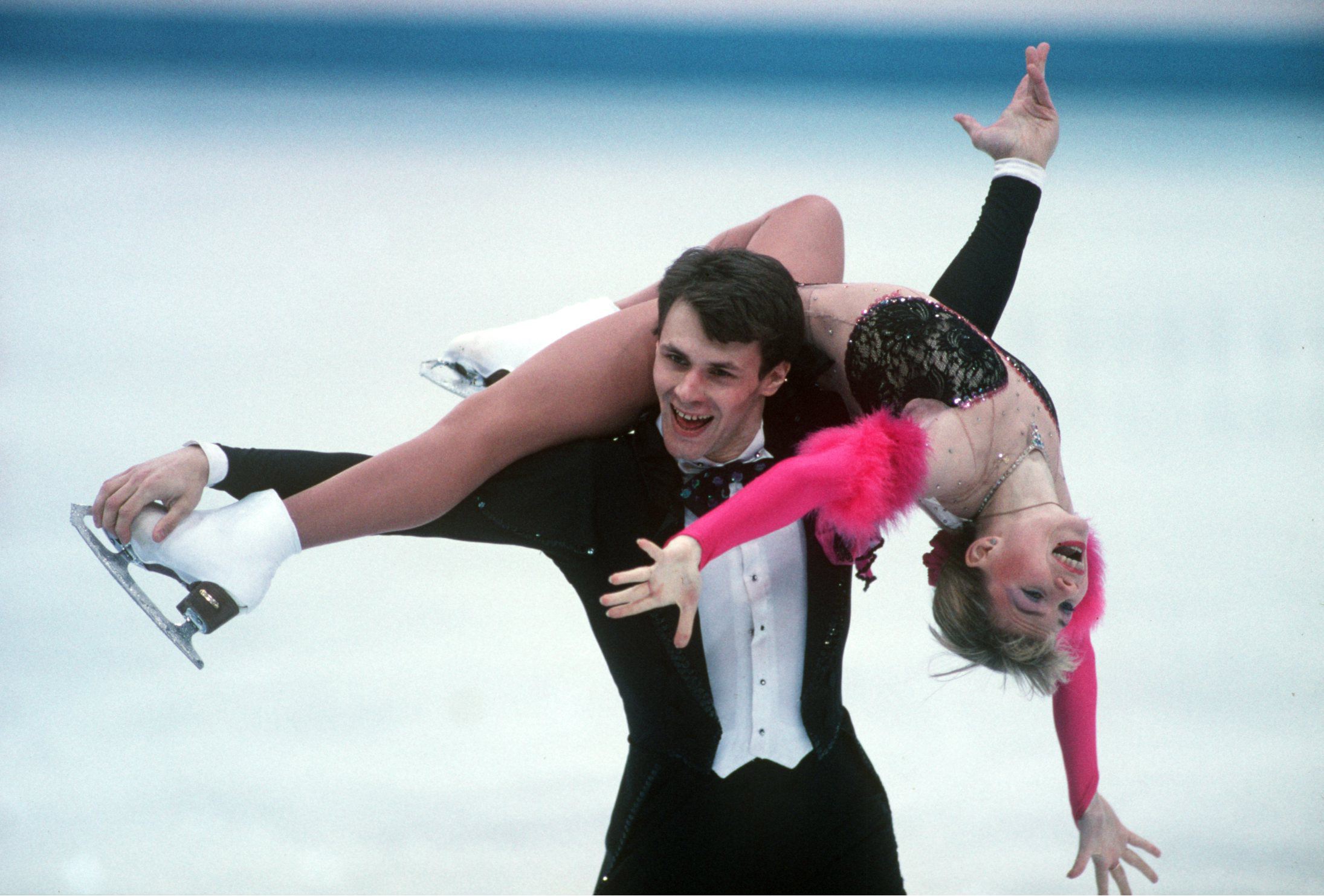 Evgenia Shishkova und Vadim Naumov aus Russland in Aktion in der Paarkür bei den Olympischen Winterspielen in Lillehammer am 15. Februar 1994 | Quelle: Getty Images